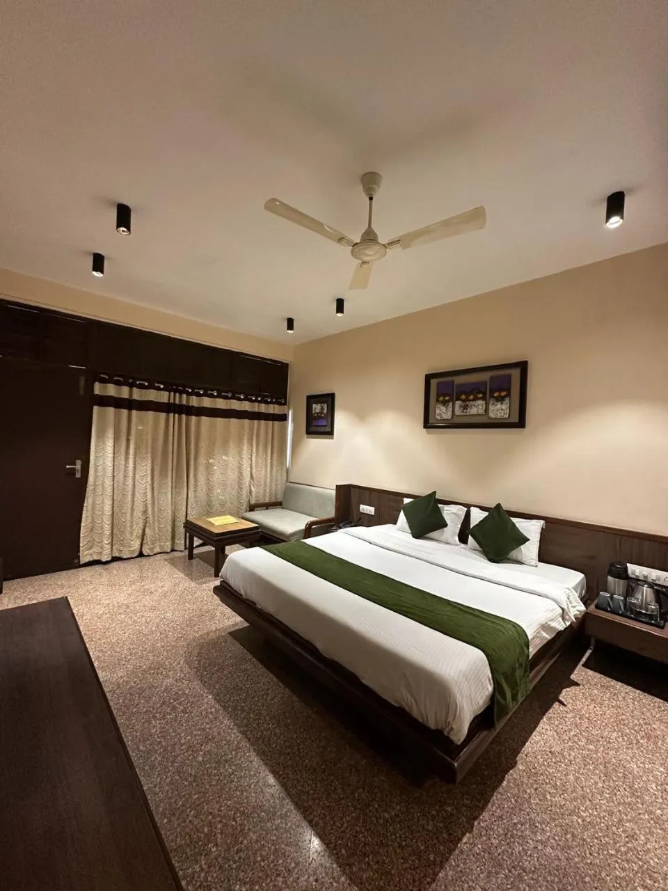 Guests, Bed in Hotel Mount Regency