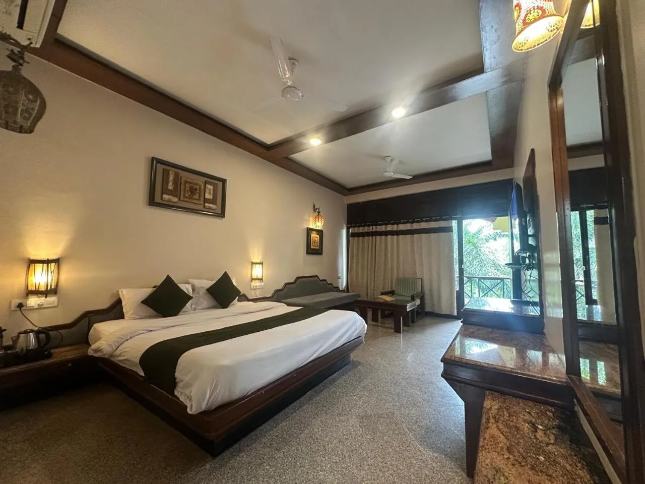 Guests, Bed in Hotel Mount Regency
