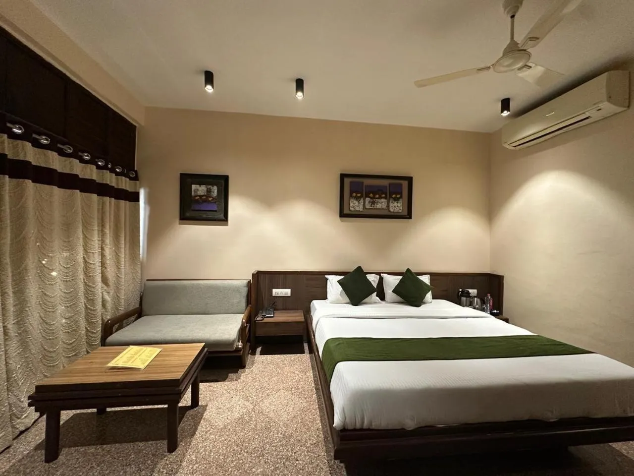 Bed in Hotel Mount Regency