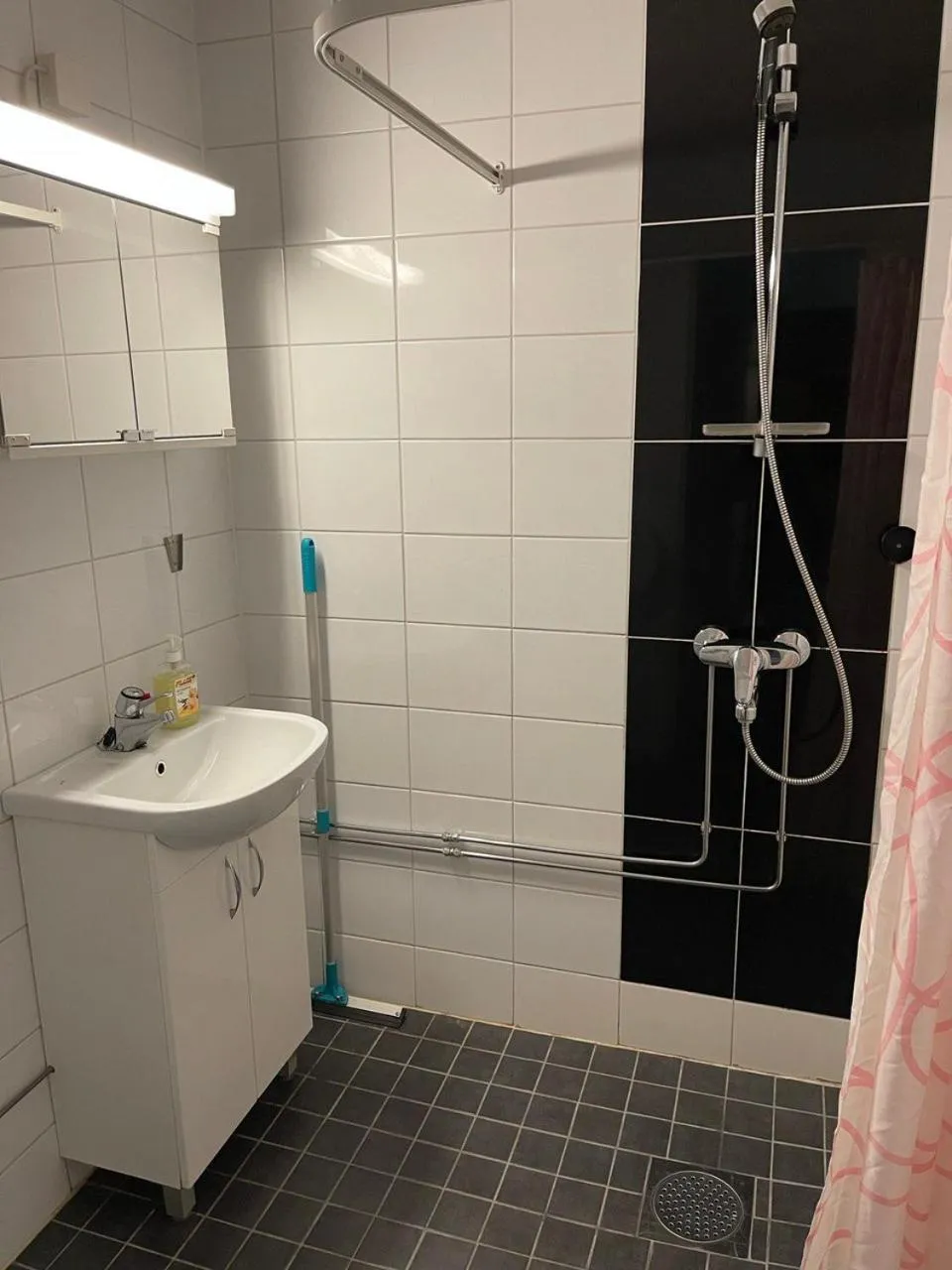 Shower in Asikkalan Motelli