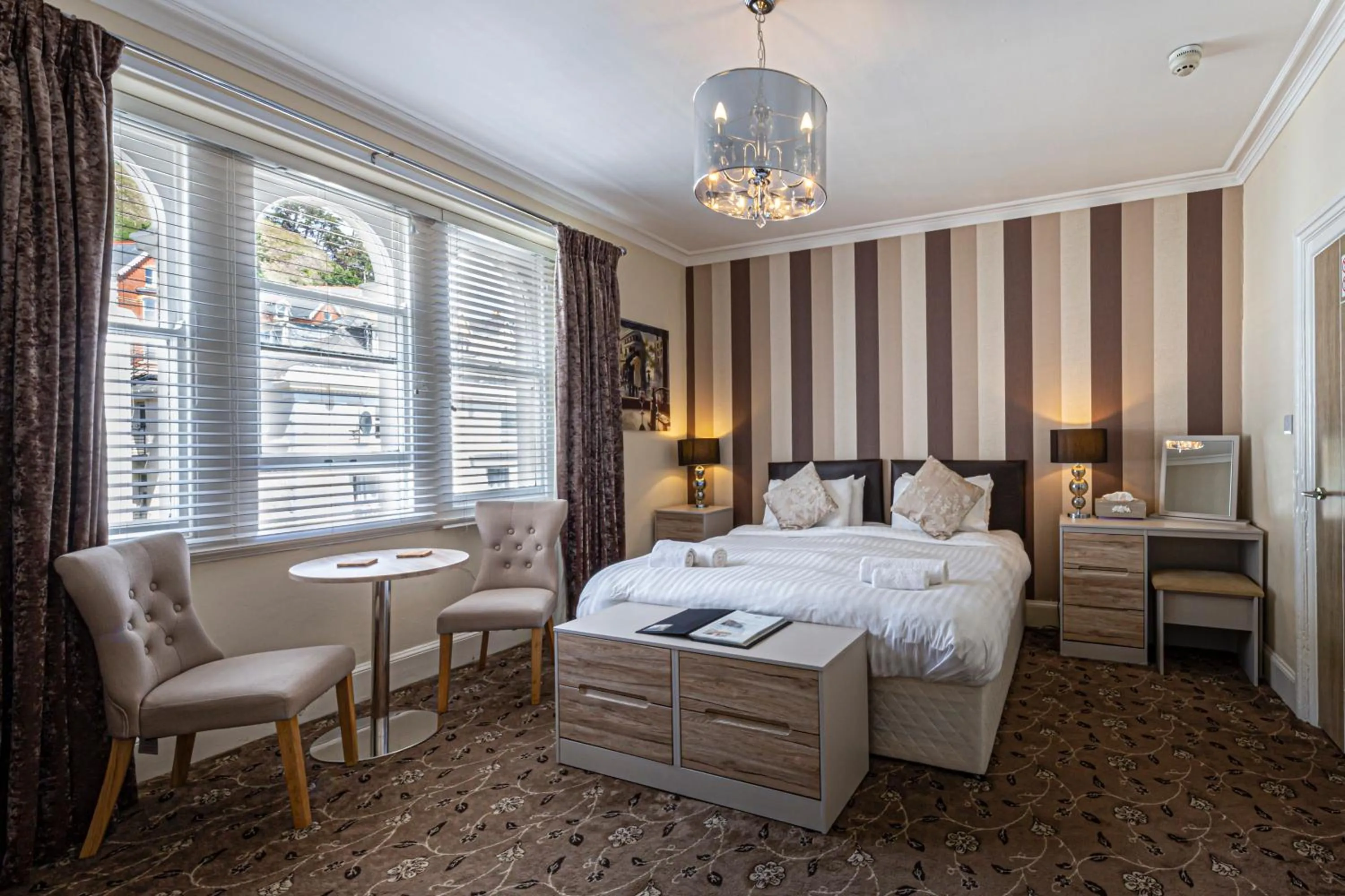 Bedroom, Bed in Snooze