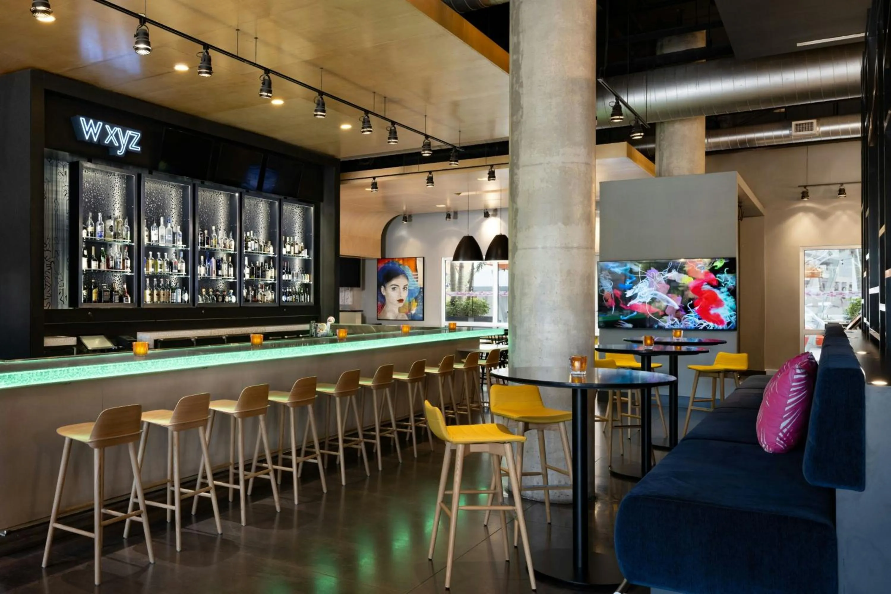 Lounge or bar in Aloft Sarasota