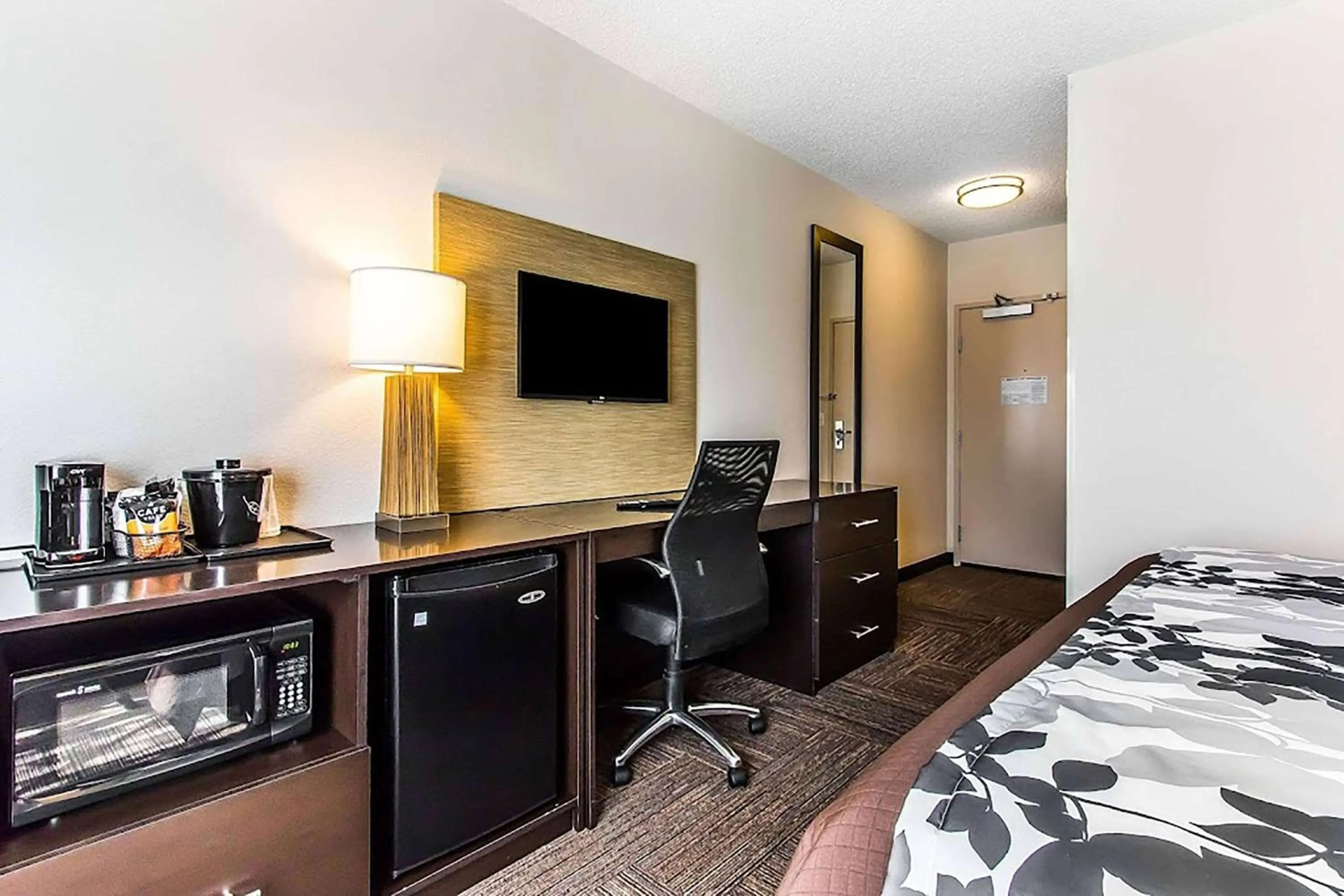 Photo of the whole room, Bed in Wingate by Wyndham Jonesboro Hodge