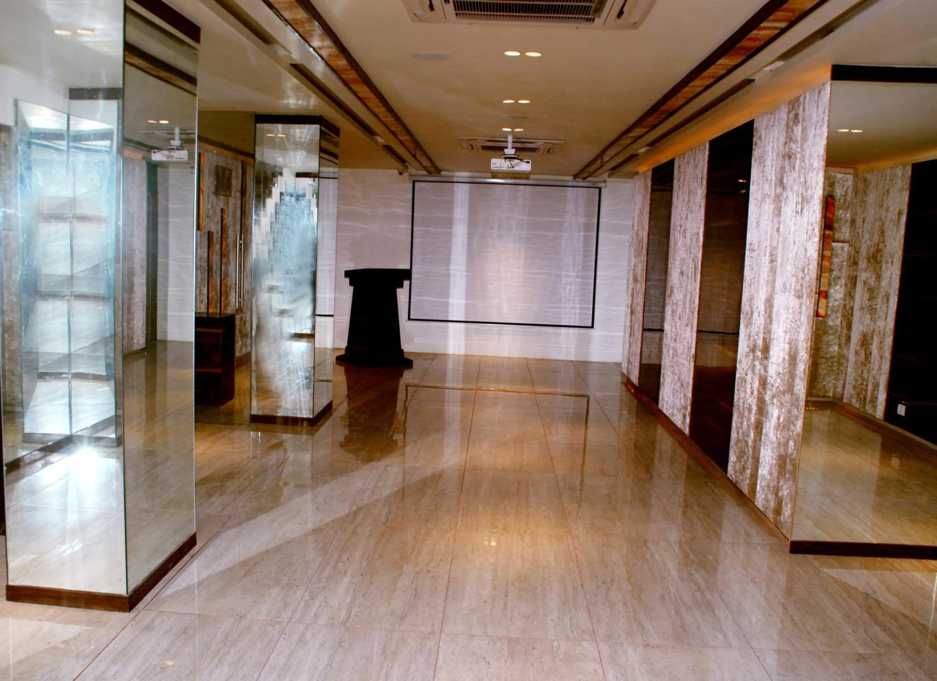 Business facilities in Hotel Apaar