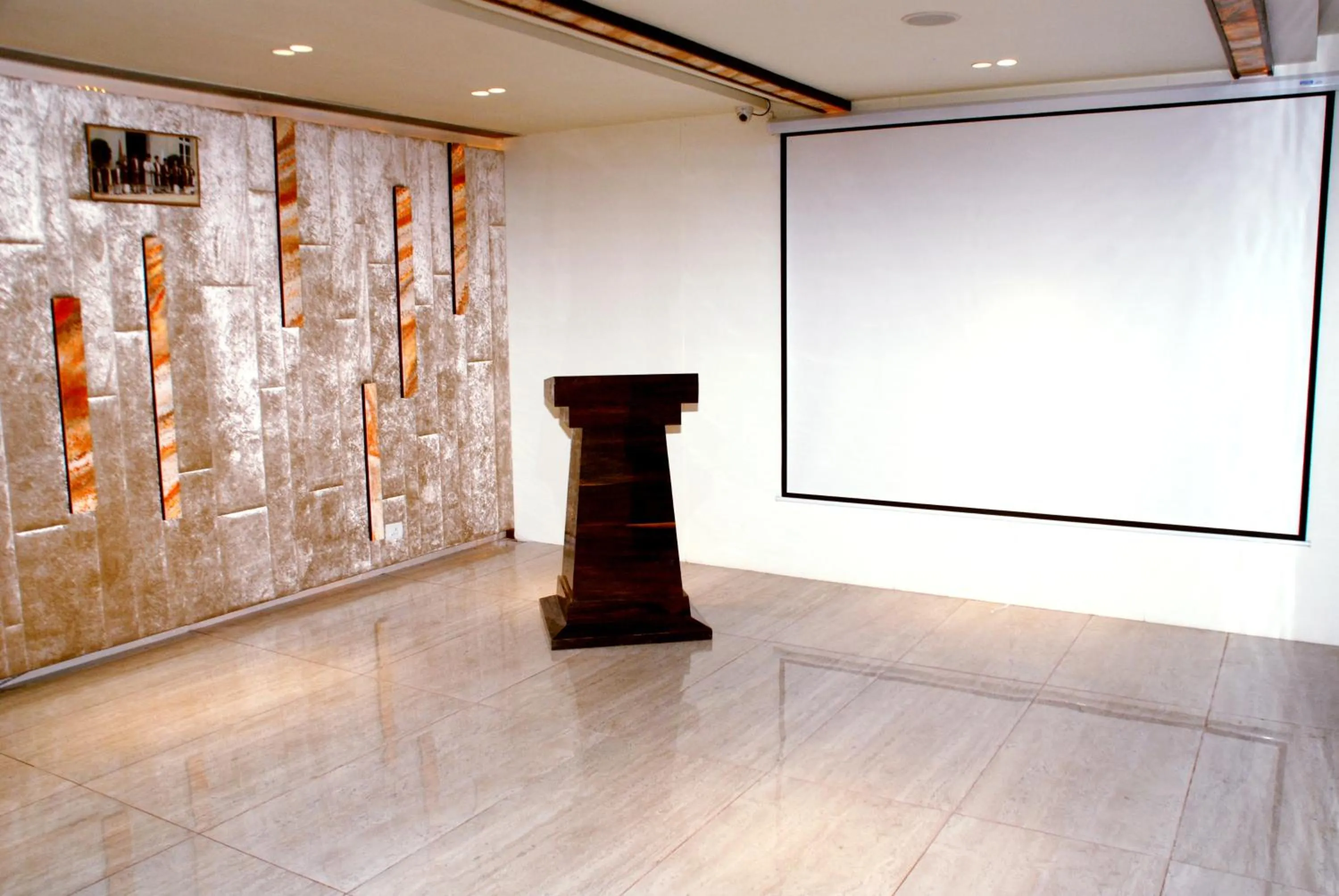 Business facilities in Hotel Apaar