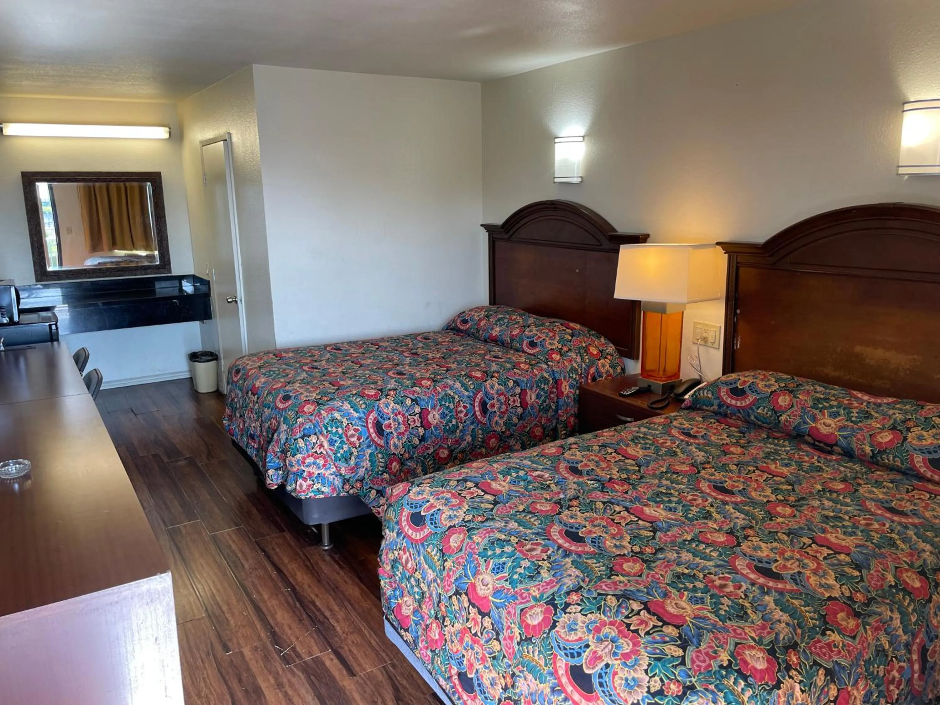 Bedroom, Bed in Sierra Inn