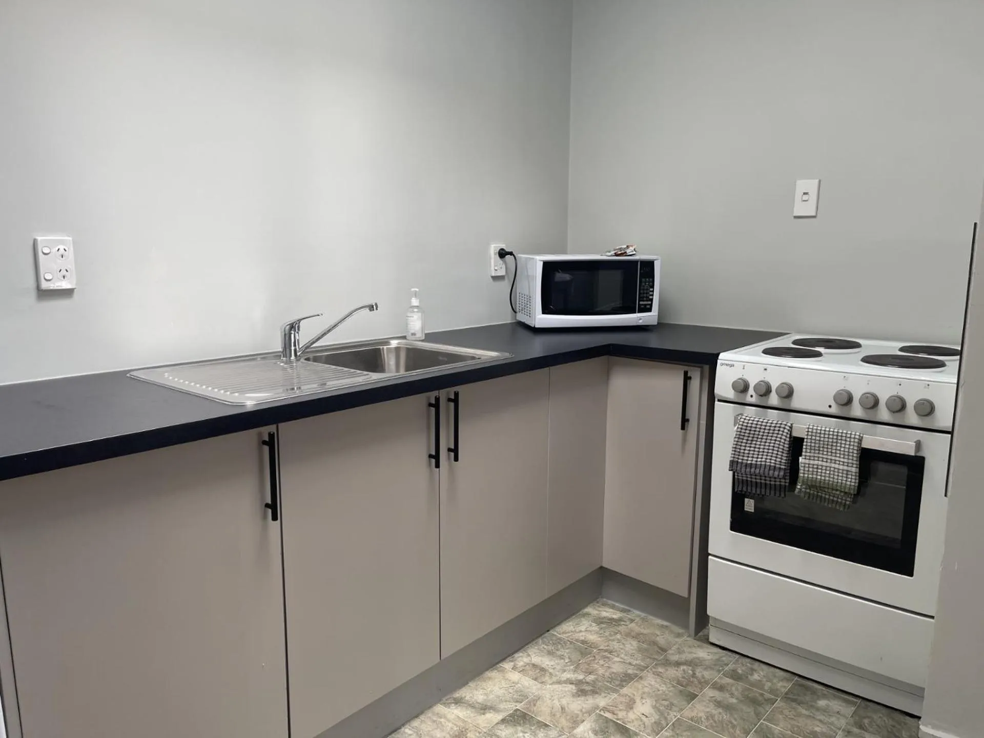 Kitchen or kitchenette in Earnslaw Motel