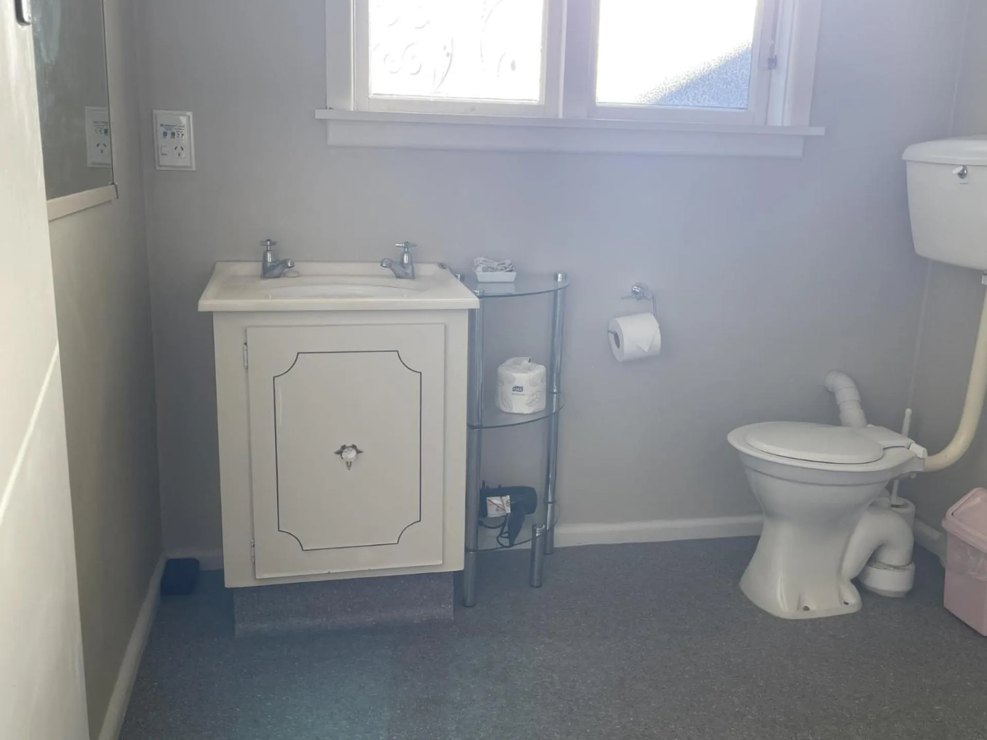 Bathroom in Earnslaw Motel