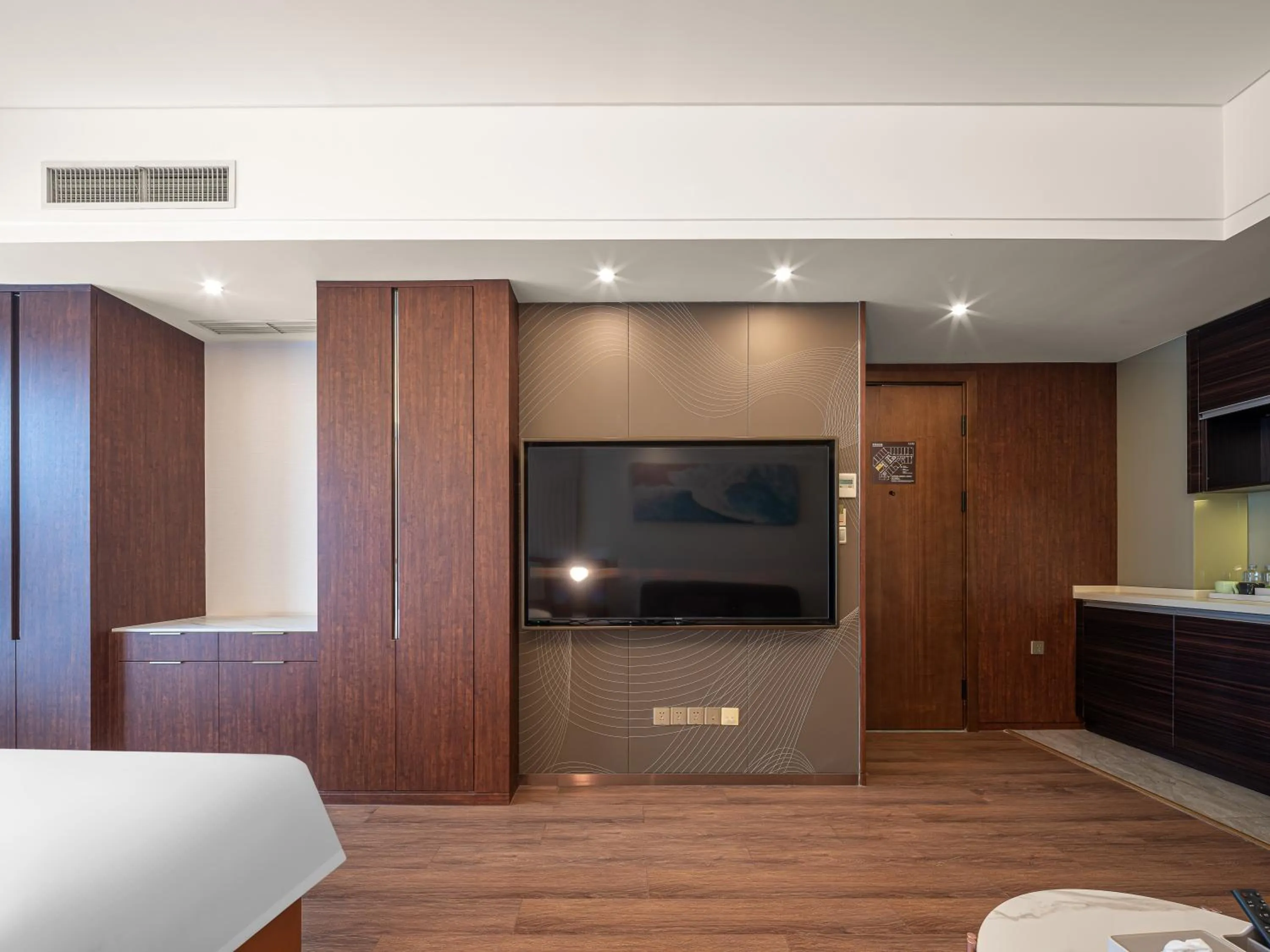 Living room, Bed in Dalian Zhongshan Square Seaview Meilun Hotel