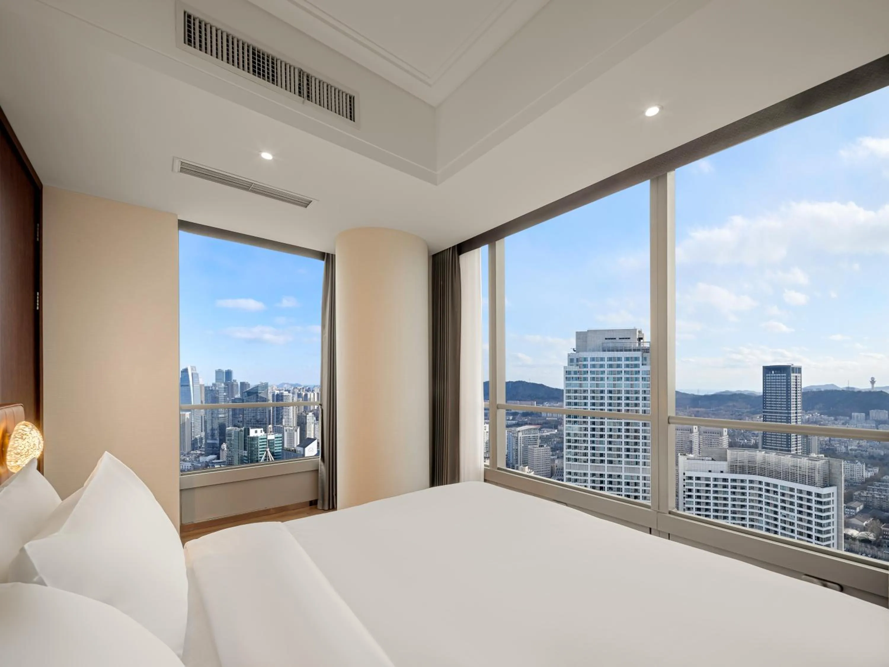 Bed in Dalian Zhongshan Square Seaview Meilun Hotel