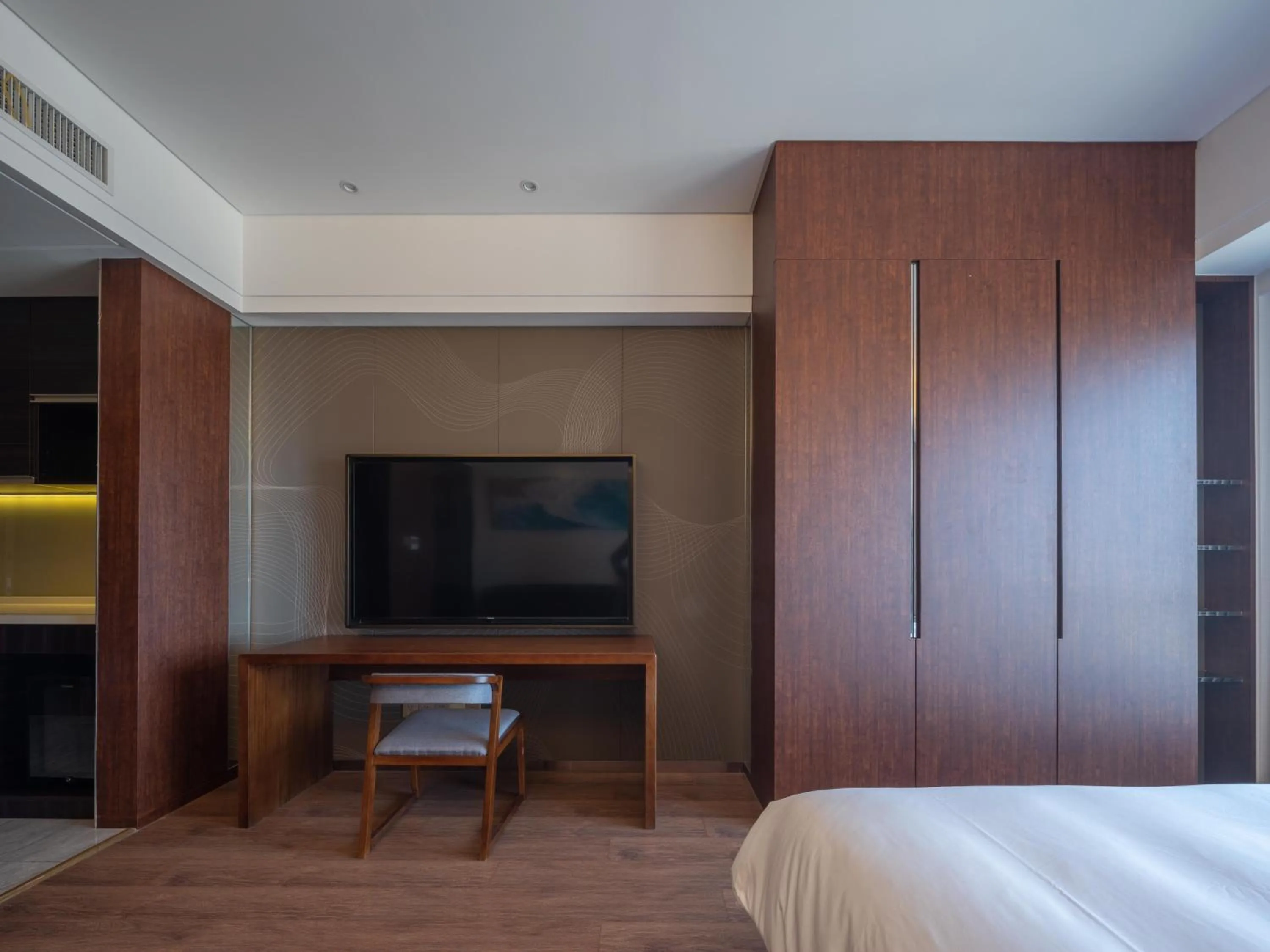 TV and multimedia, Bed in Dalian Zhongshan Square Seaview Meilun Hotel