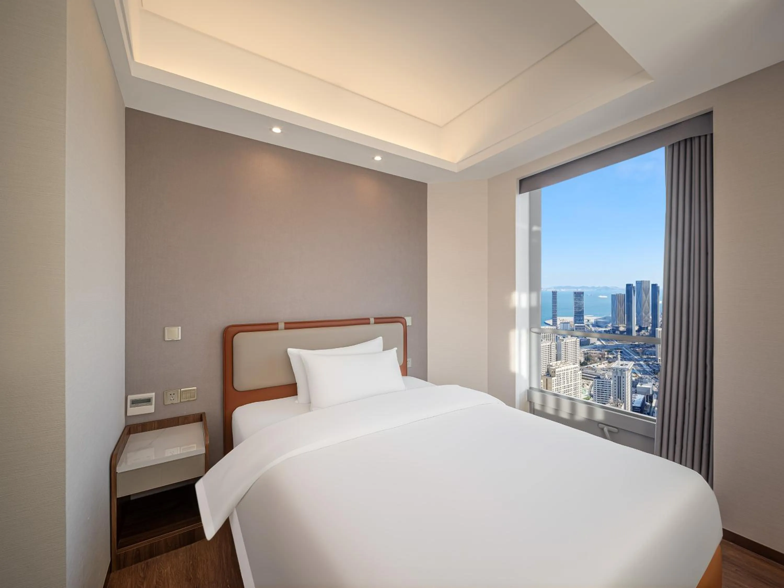 Bed in Dalian Zhongshan Square Seaview Meilun Hotel
