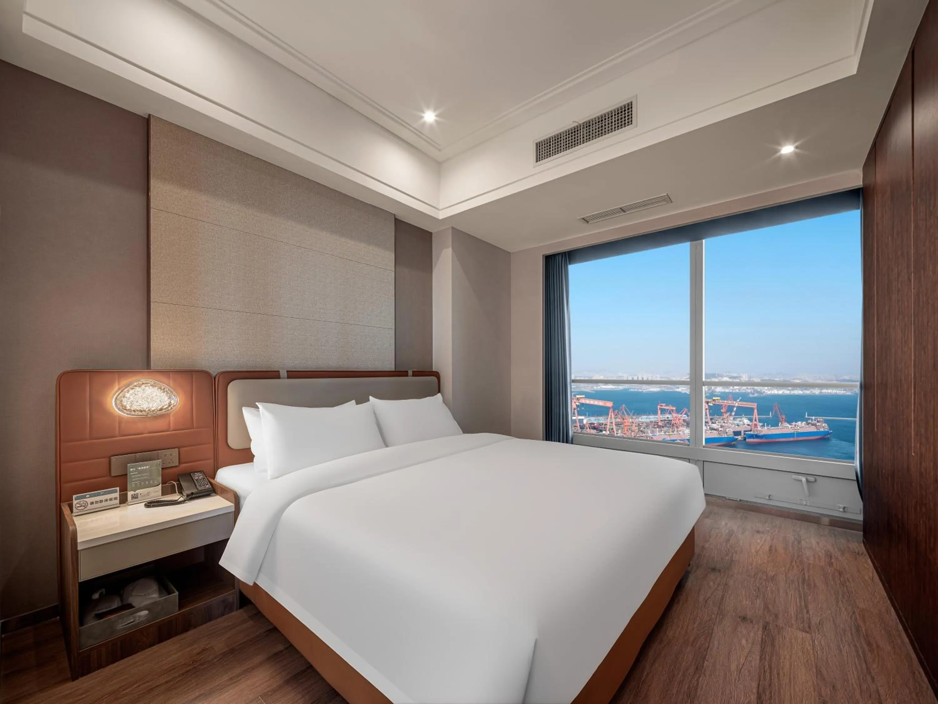 Bed in Dalian Zhongshan Square Seaview Meilun Hotel