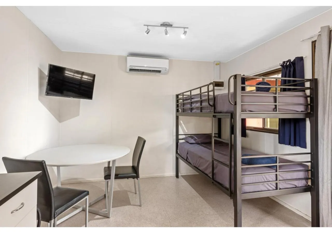 Dining area, Bed in Discovery Parks - Mt Isa