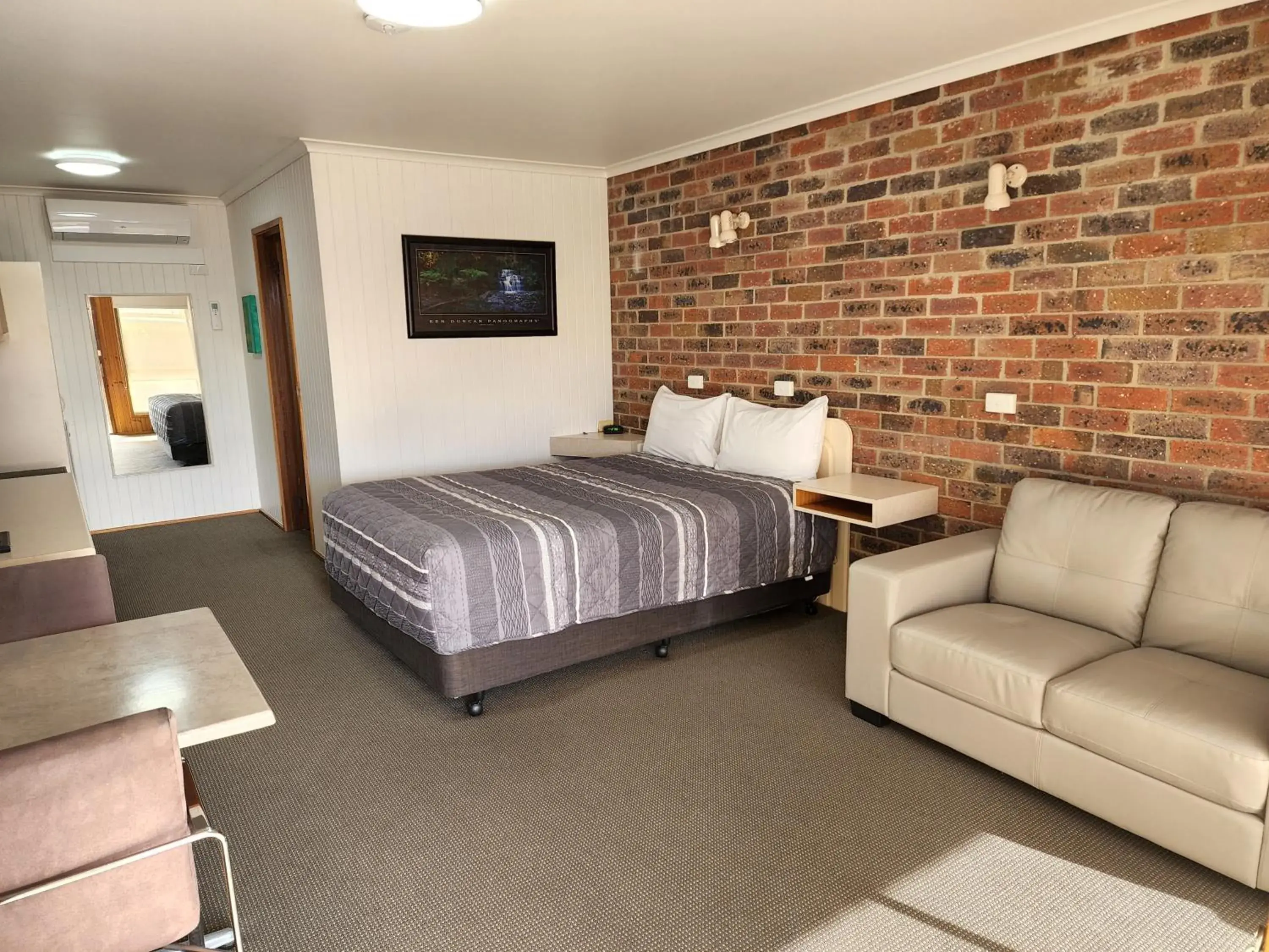 Standard Queen Room in Country Roads Motor Inn Naracoorte Standard Queen Room in Country Roads Motor Inn Naracoorte