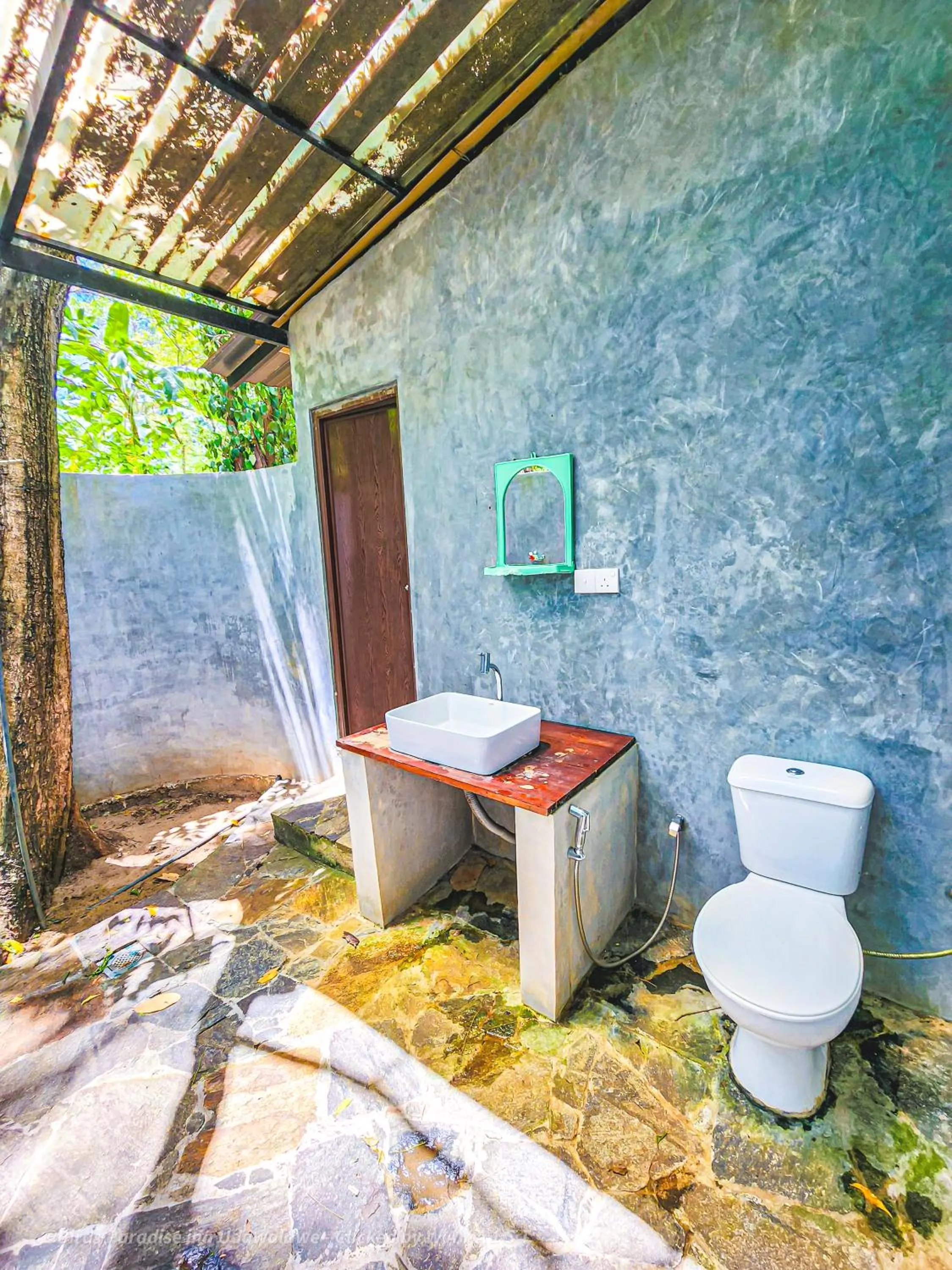 Toilet in Birds Paradise Inn