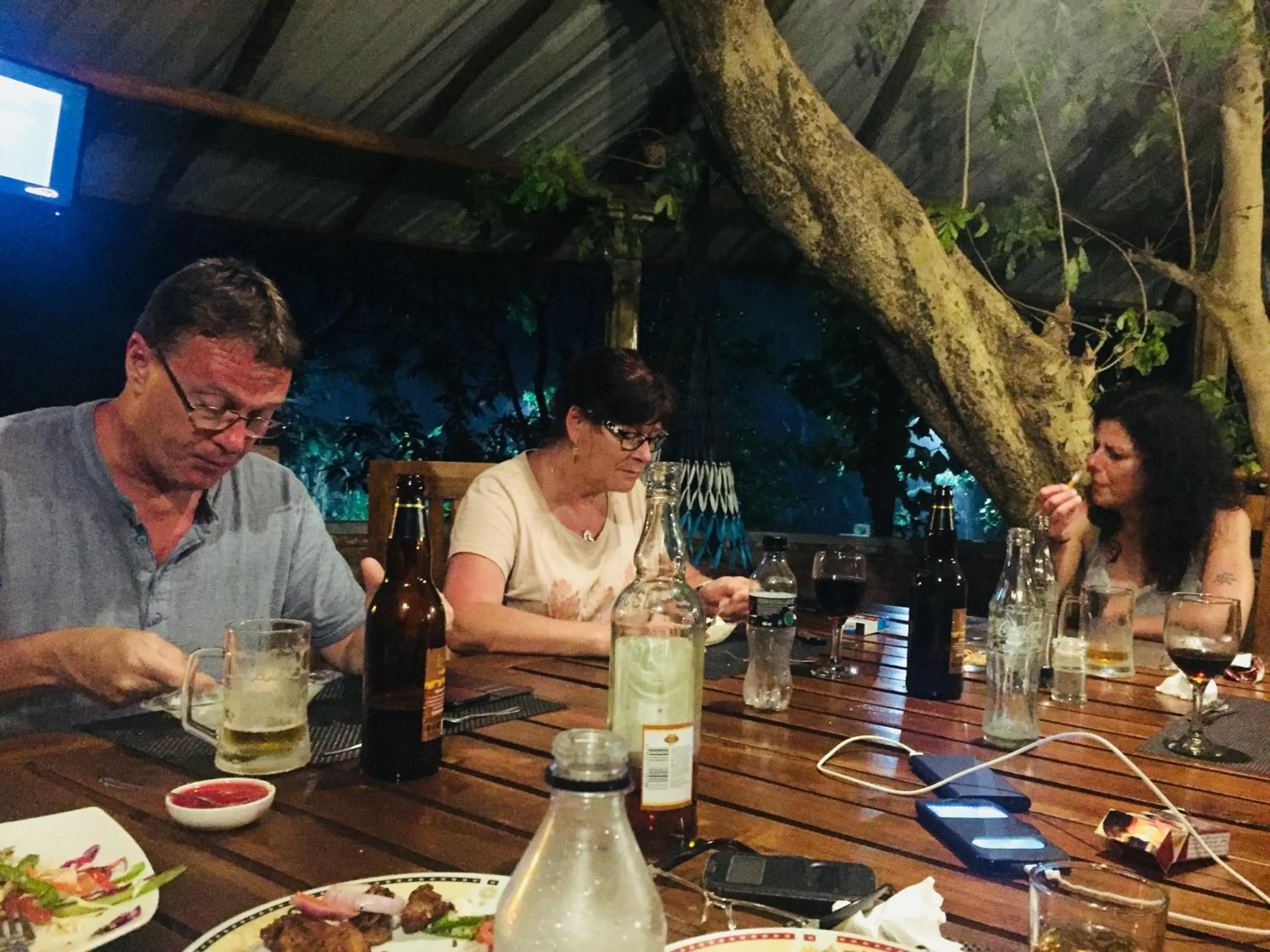 Restaurant/places to eat in Birds Paradise Inn