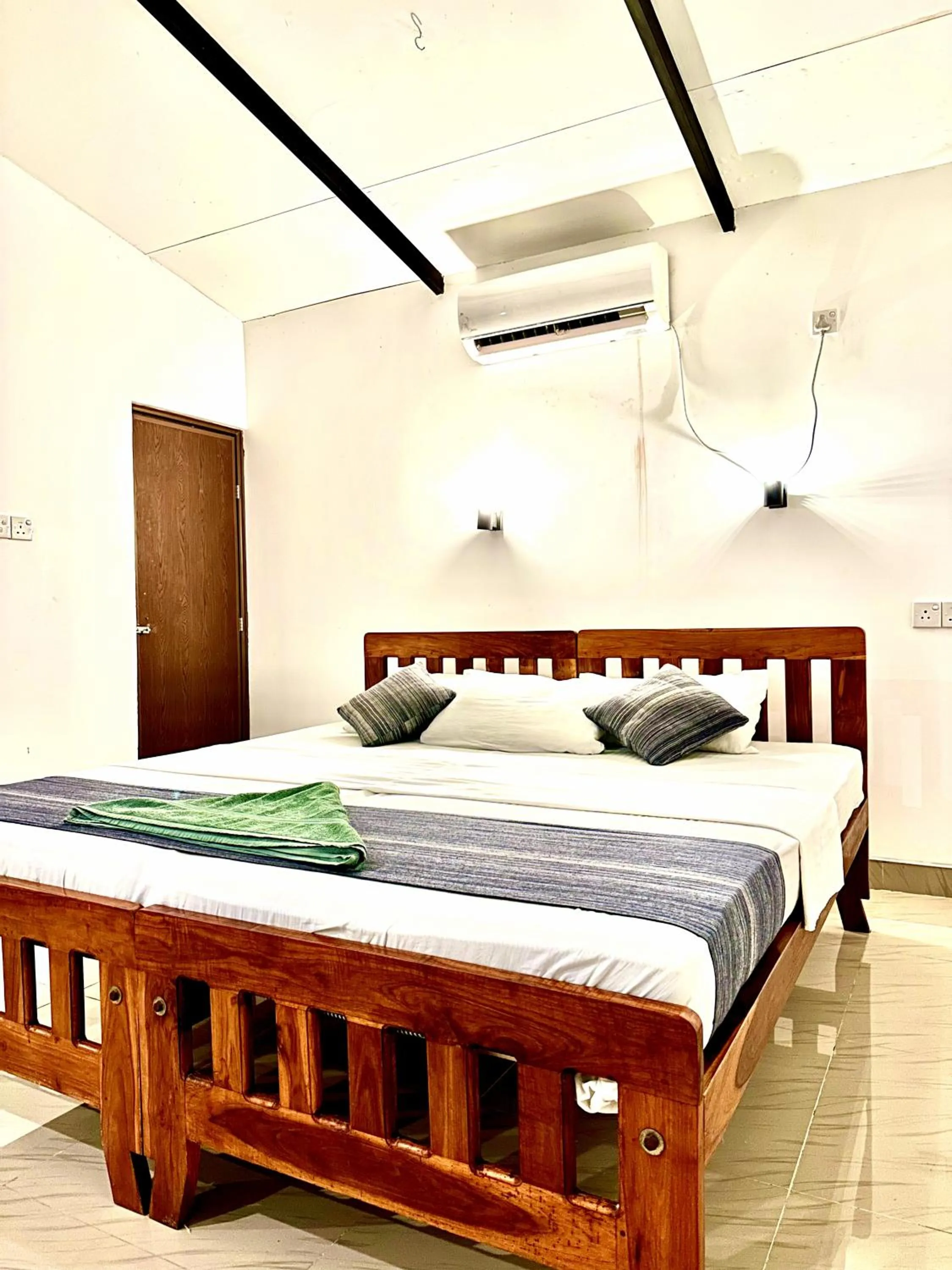 Bed in Birds Paradise Inn