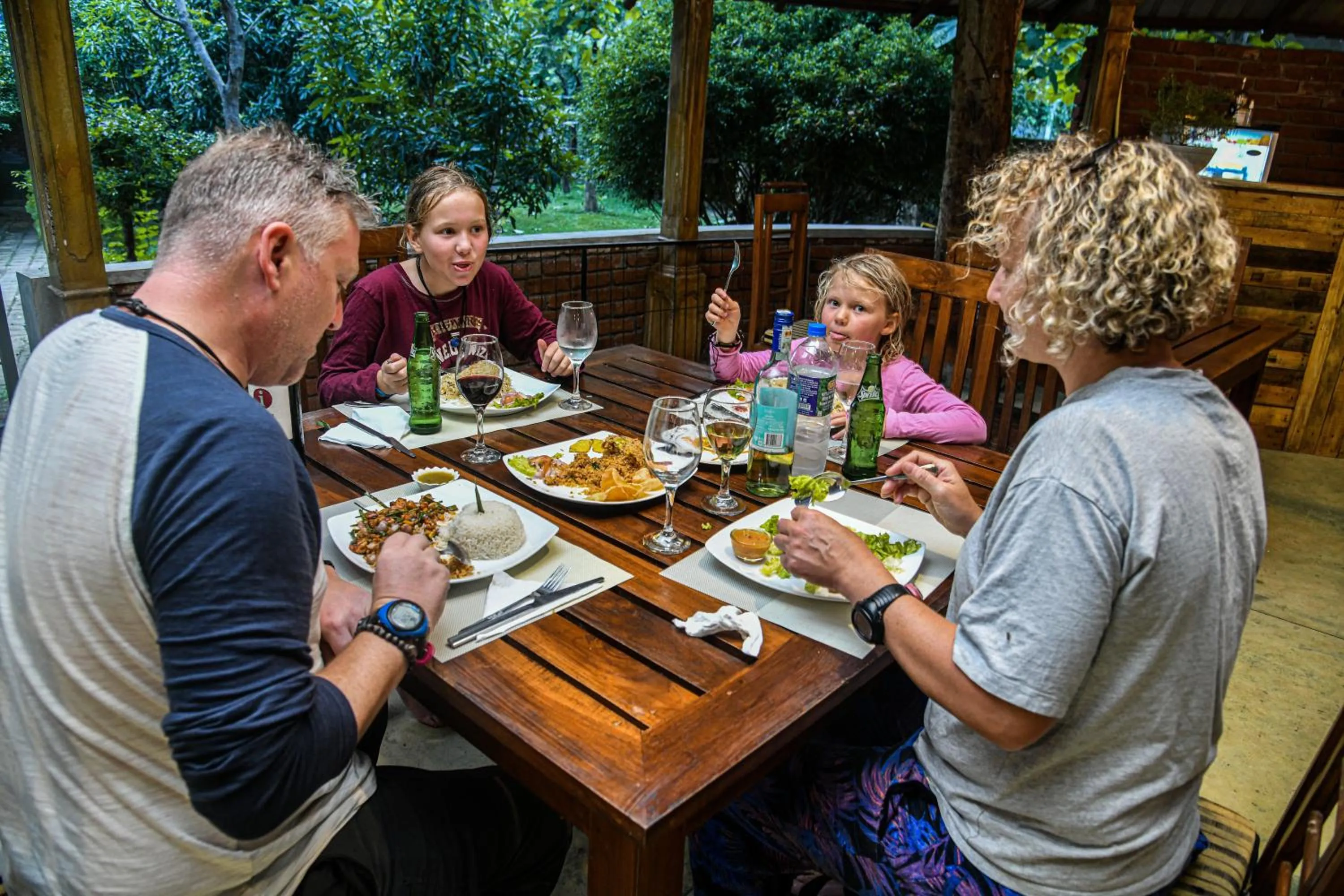 Restaurant/places to eat in Birds Paradise Inn