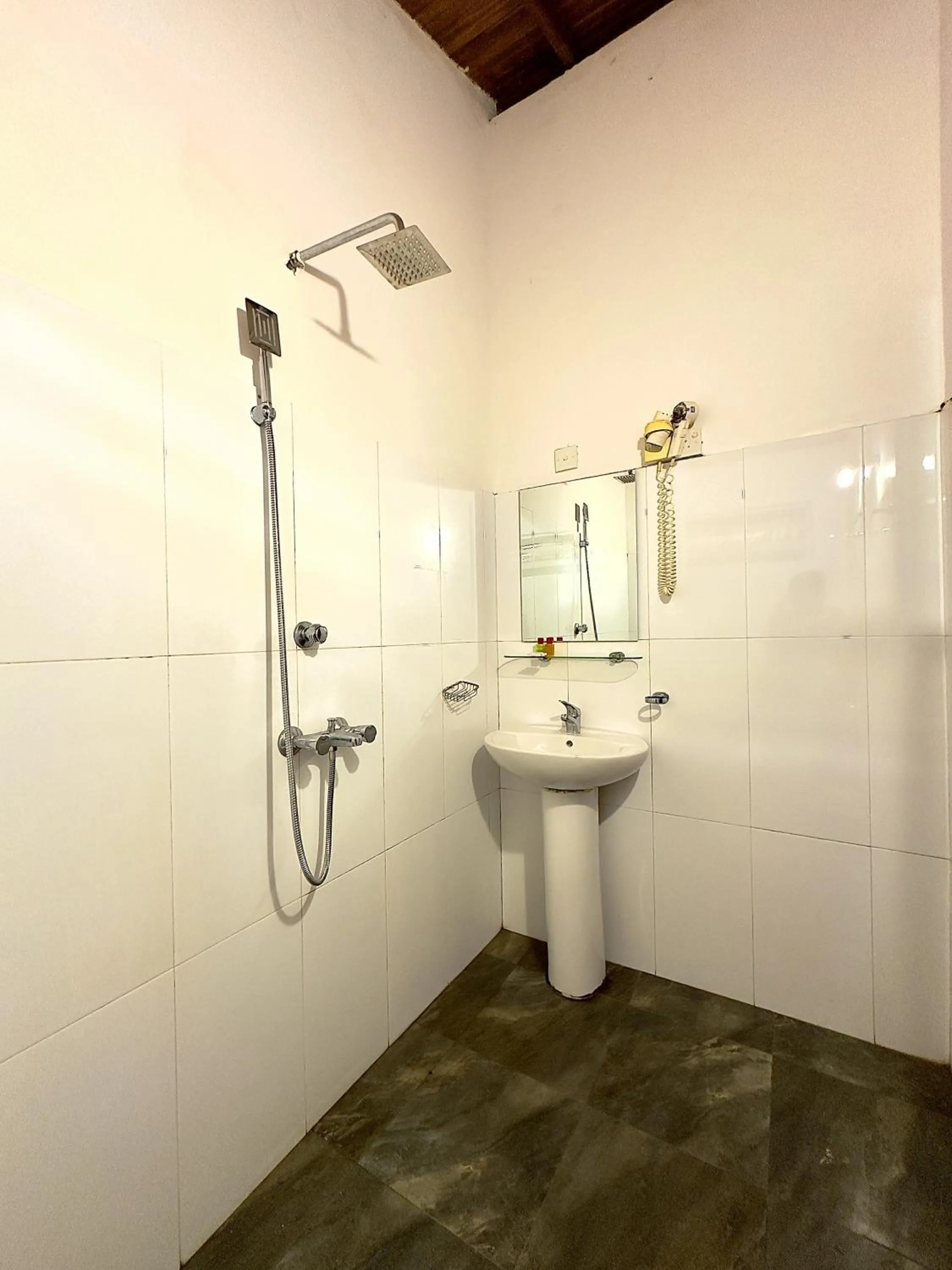 Shower in Birds Paradise Inn