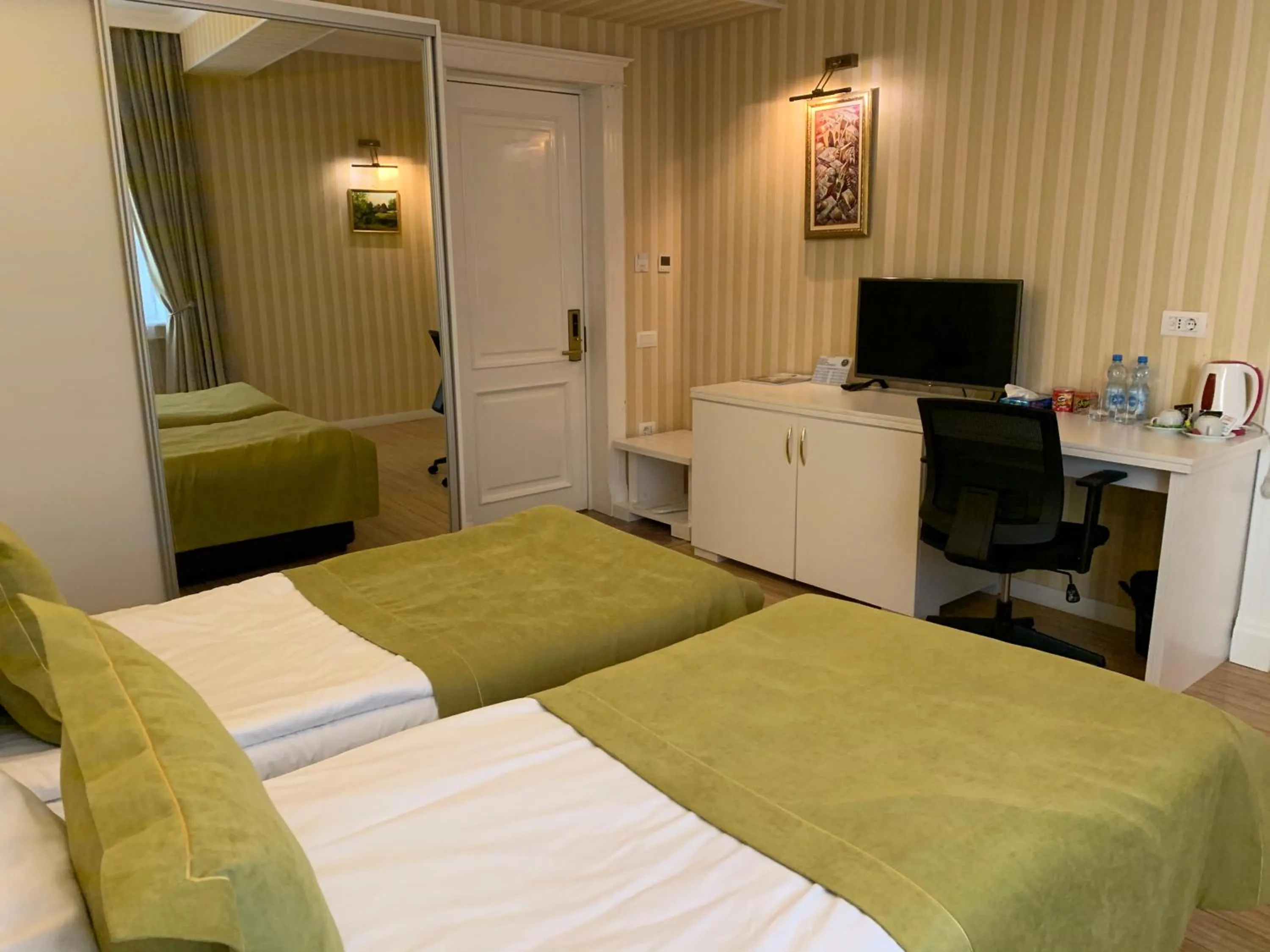 Communal lounge/ TV room, Bed in Old Street Boutique Hotel