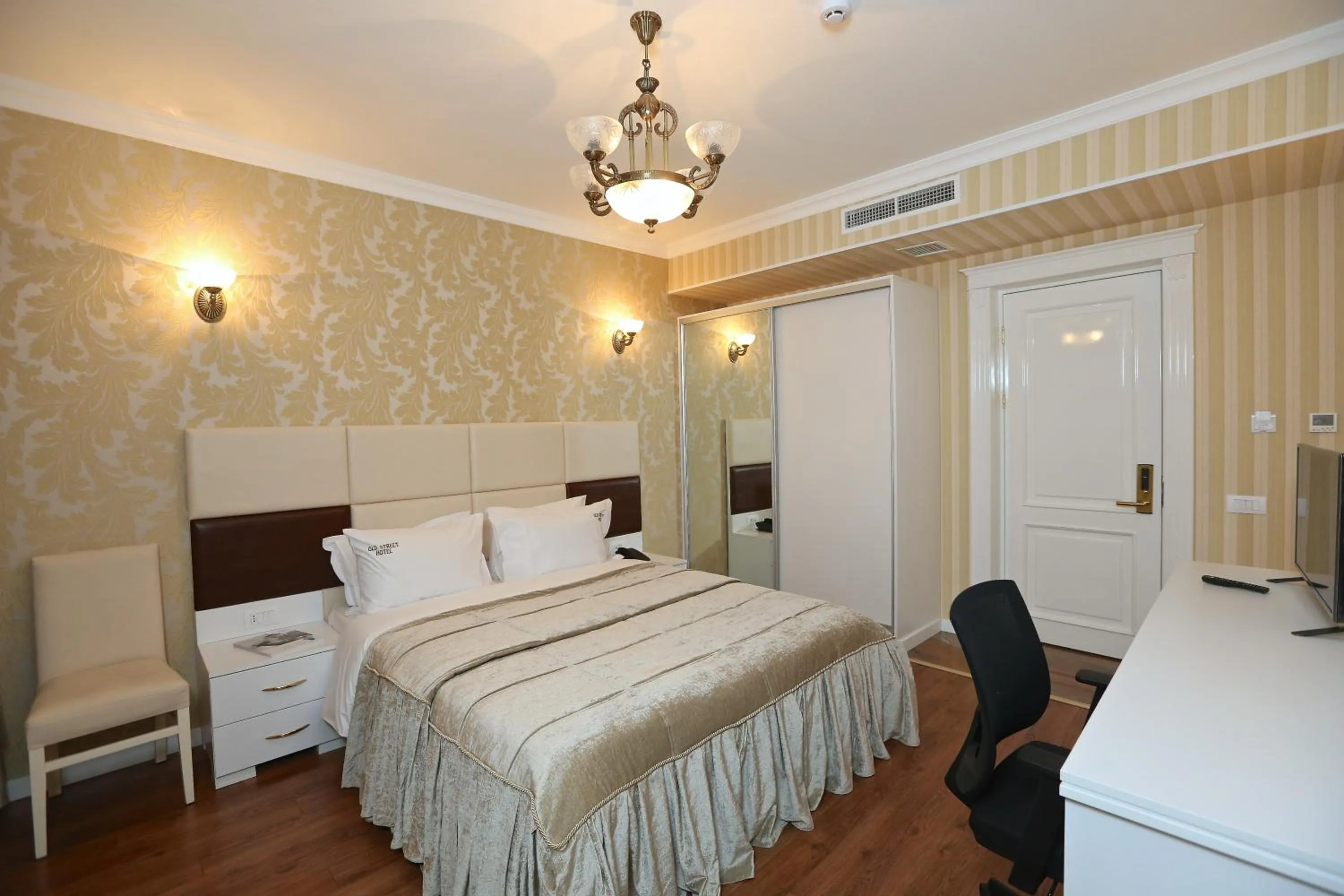 Photo of the whole room, Bed in Old Street Boutique Hotel