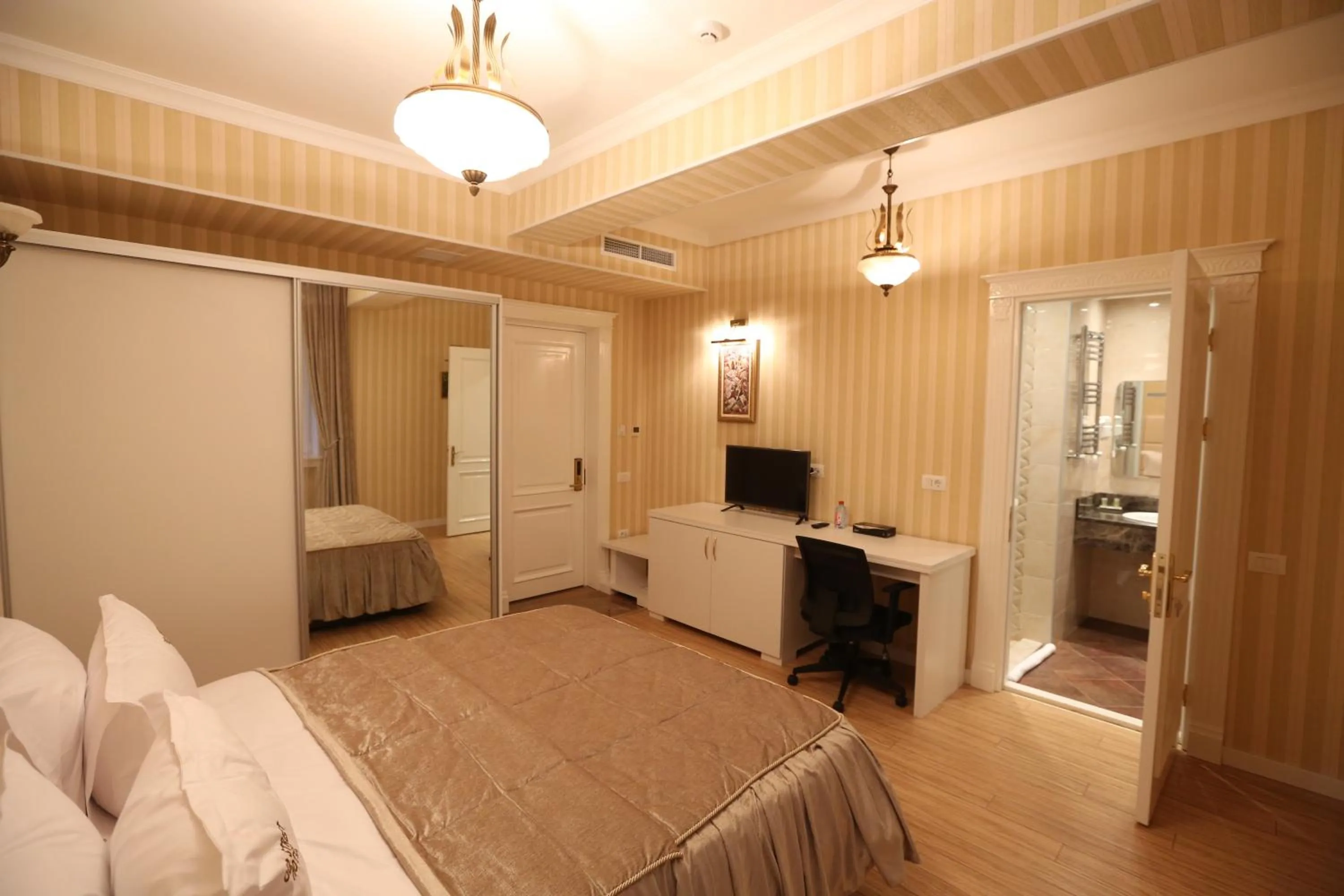 Toilet, Bed in Old Street Boutique Hotel