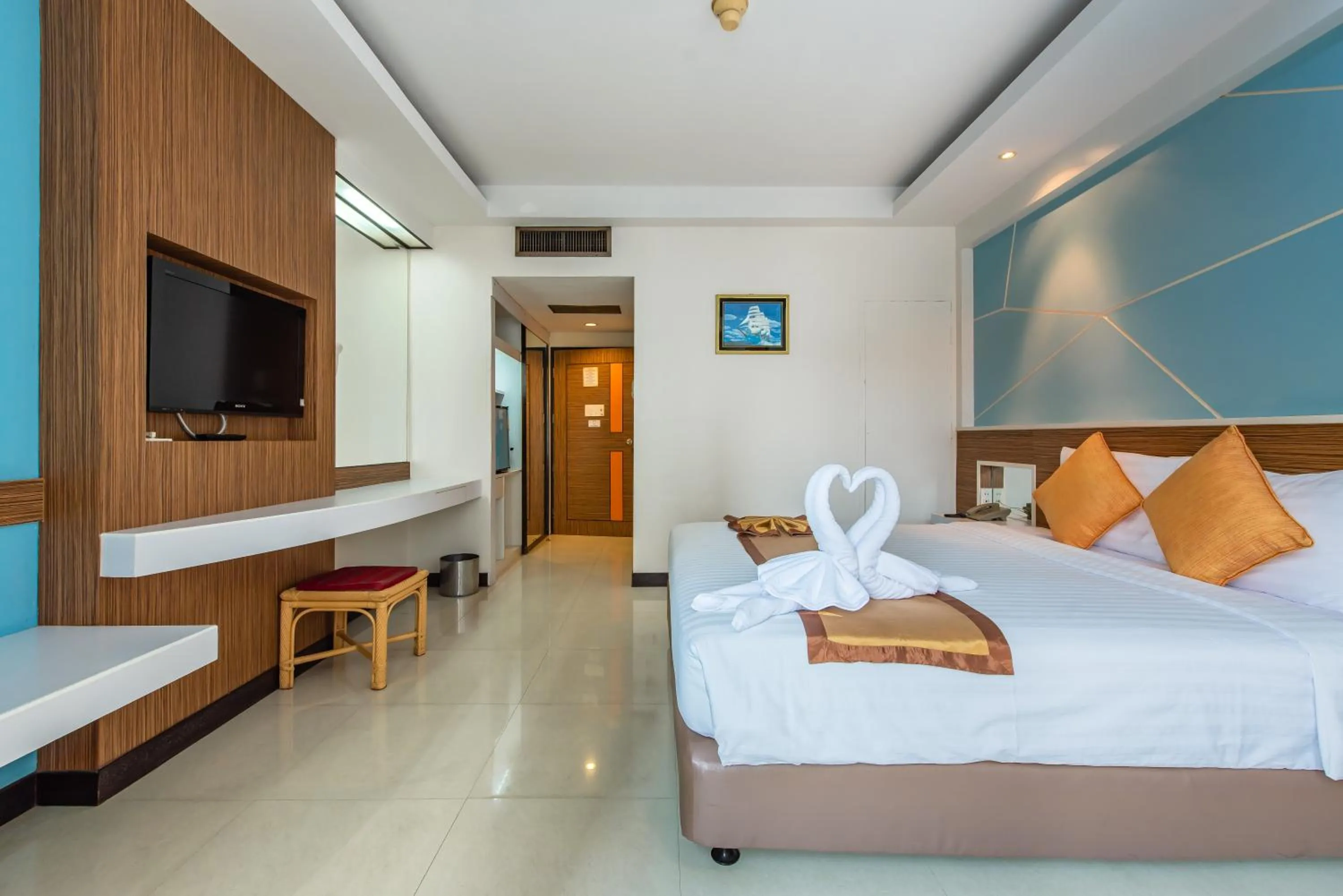 Photo of the whole room, Bed in Caesar Palace Hotel