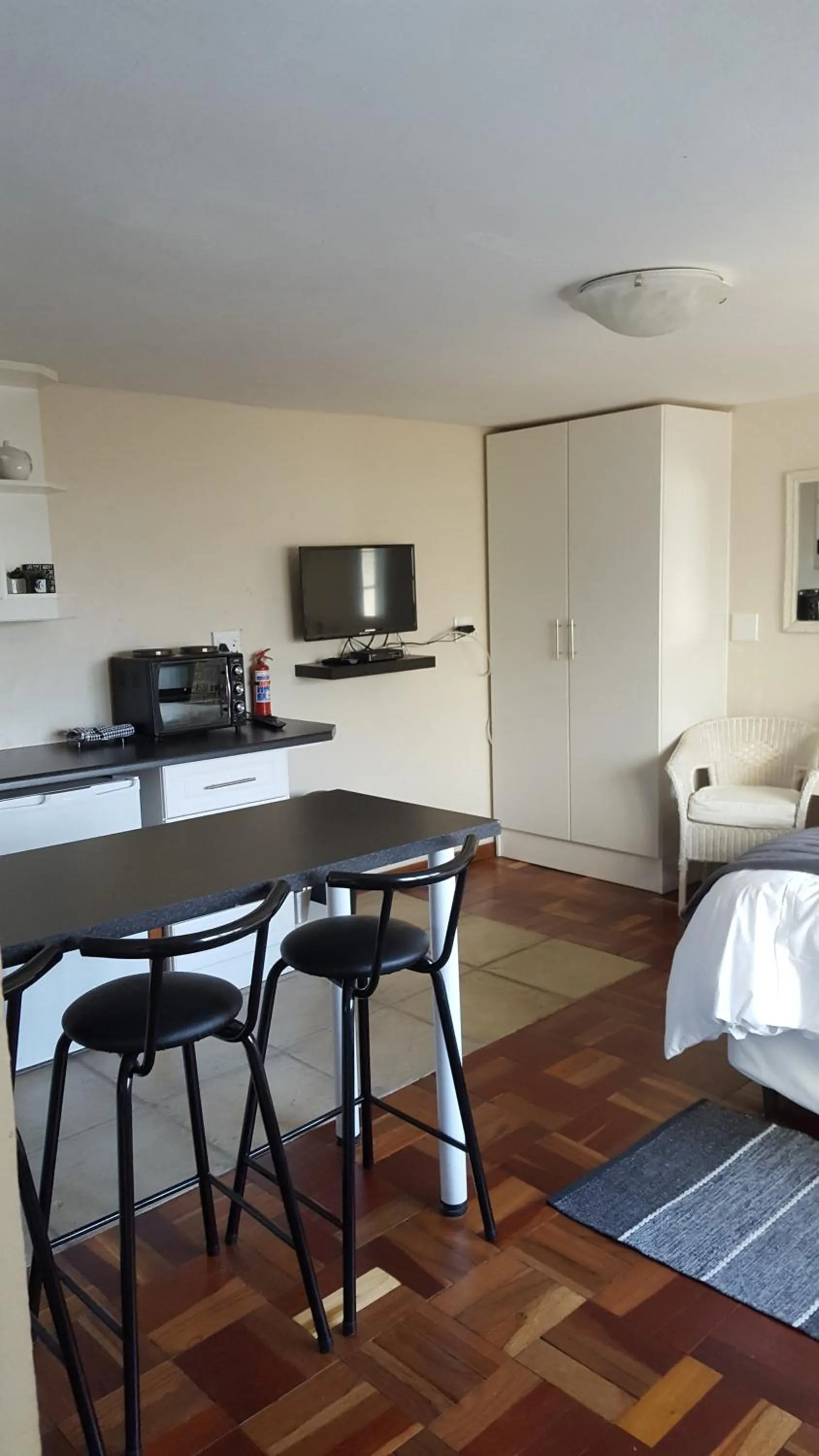 Kitchen or kitchenette, Bed in Apartment 7 On Oakleigh