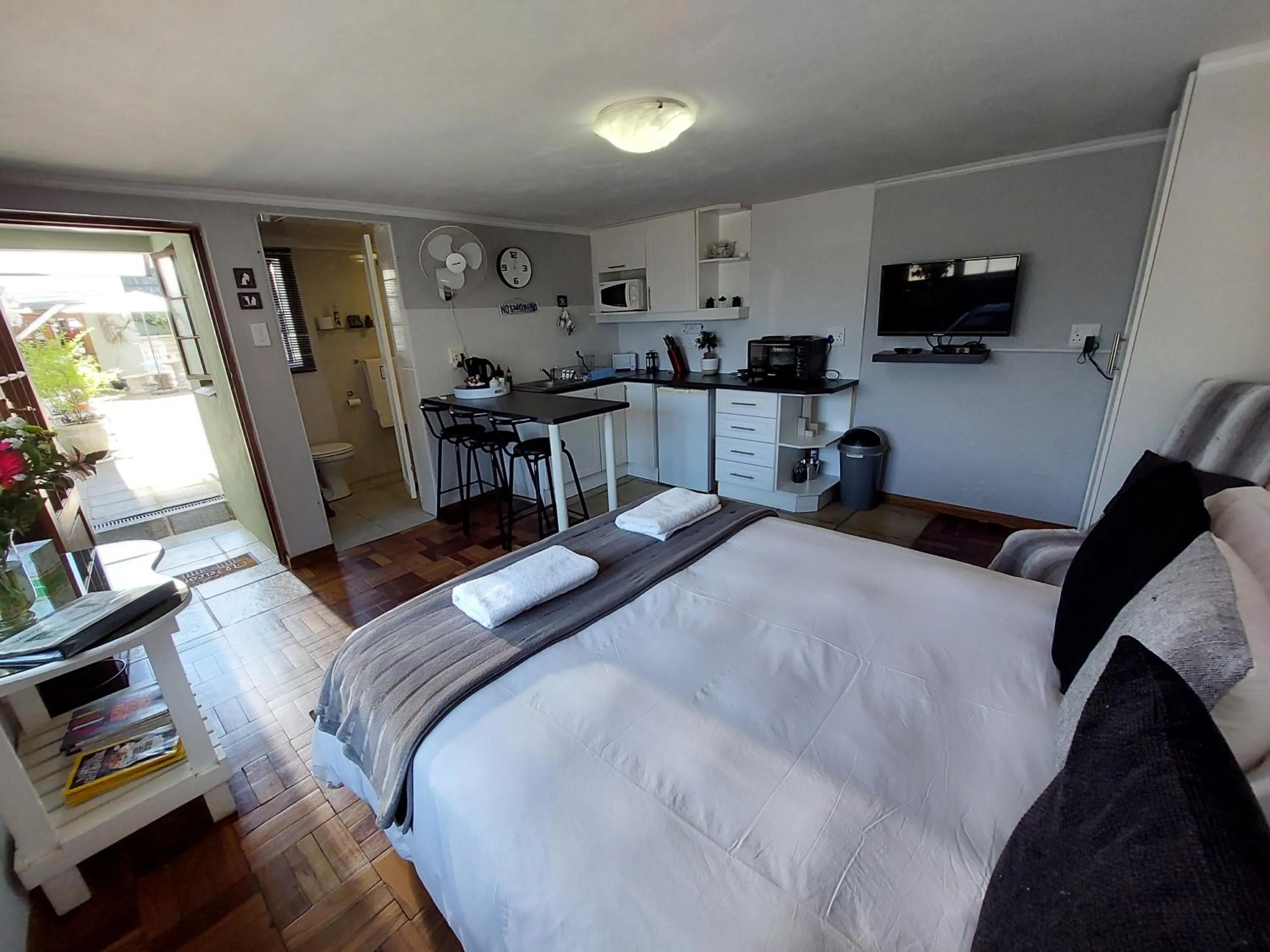 Photo of the whole room, Bed in Apartment 7 On Oakleigh