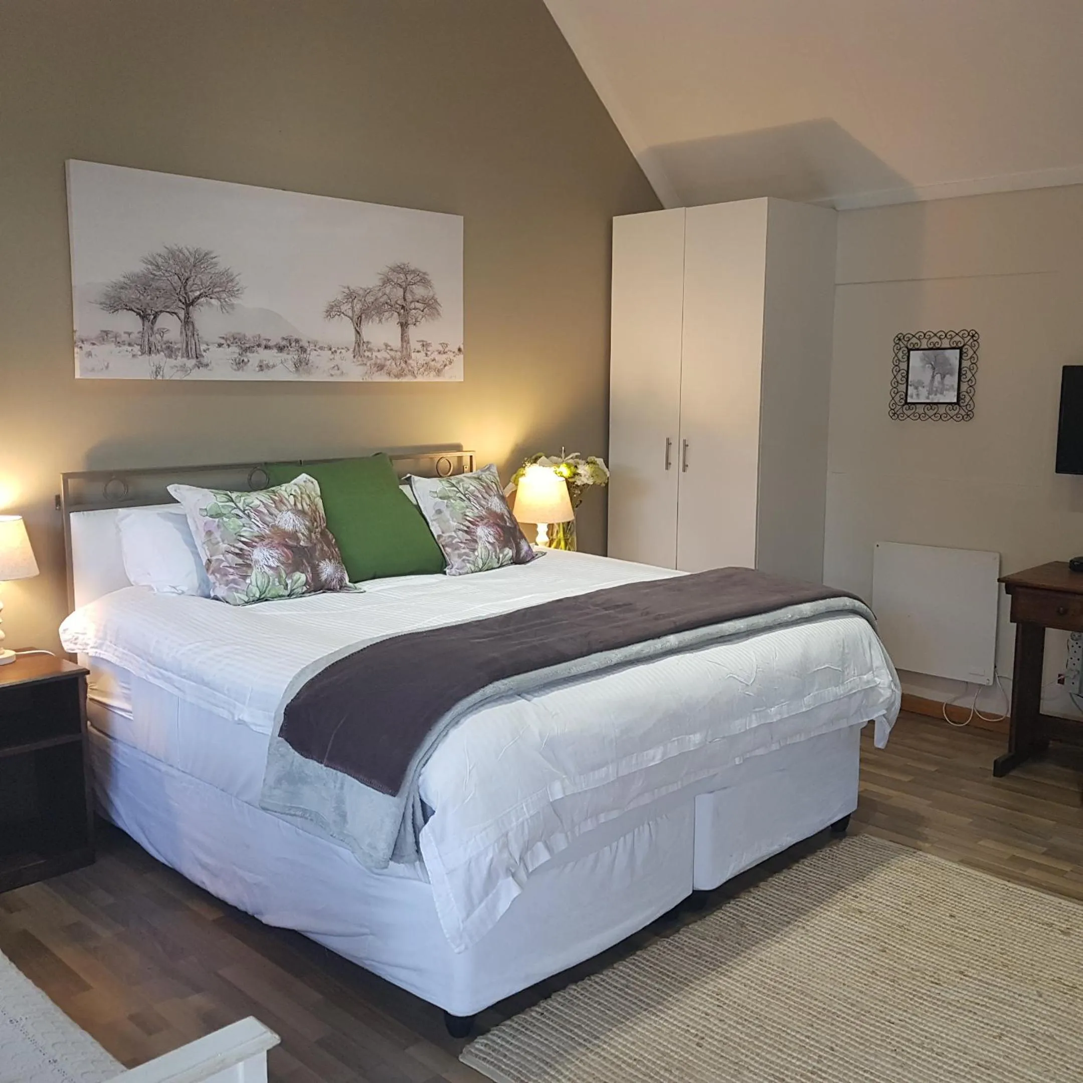 Bedroom, Bed in Apartment 7 On Oakleigh