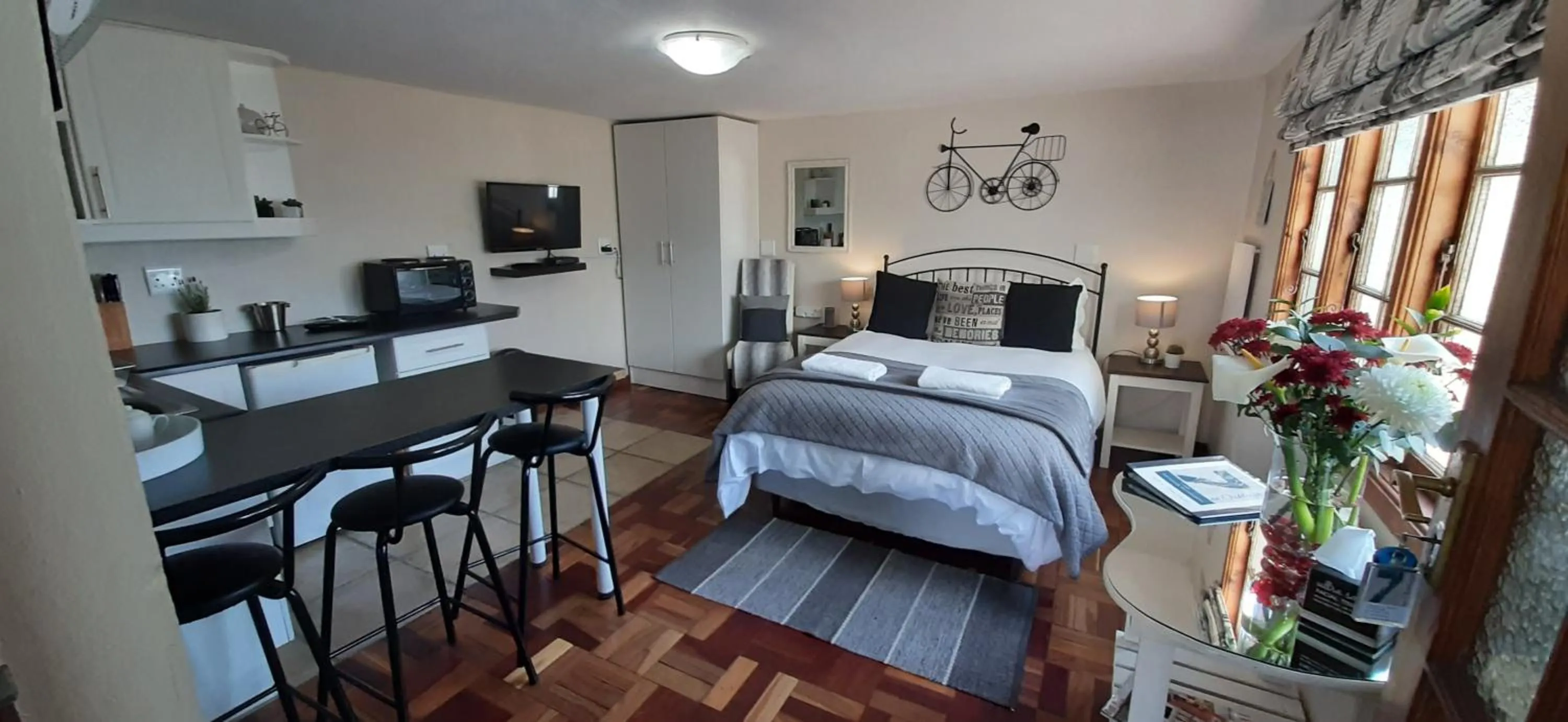 Photo of the whole room, Bed in Apartment 7 On Oakleigh