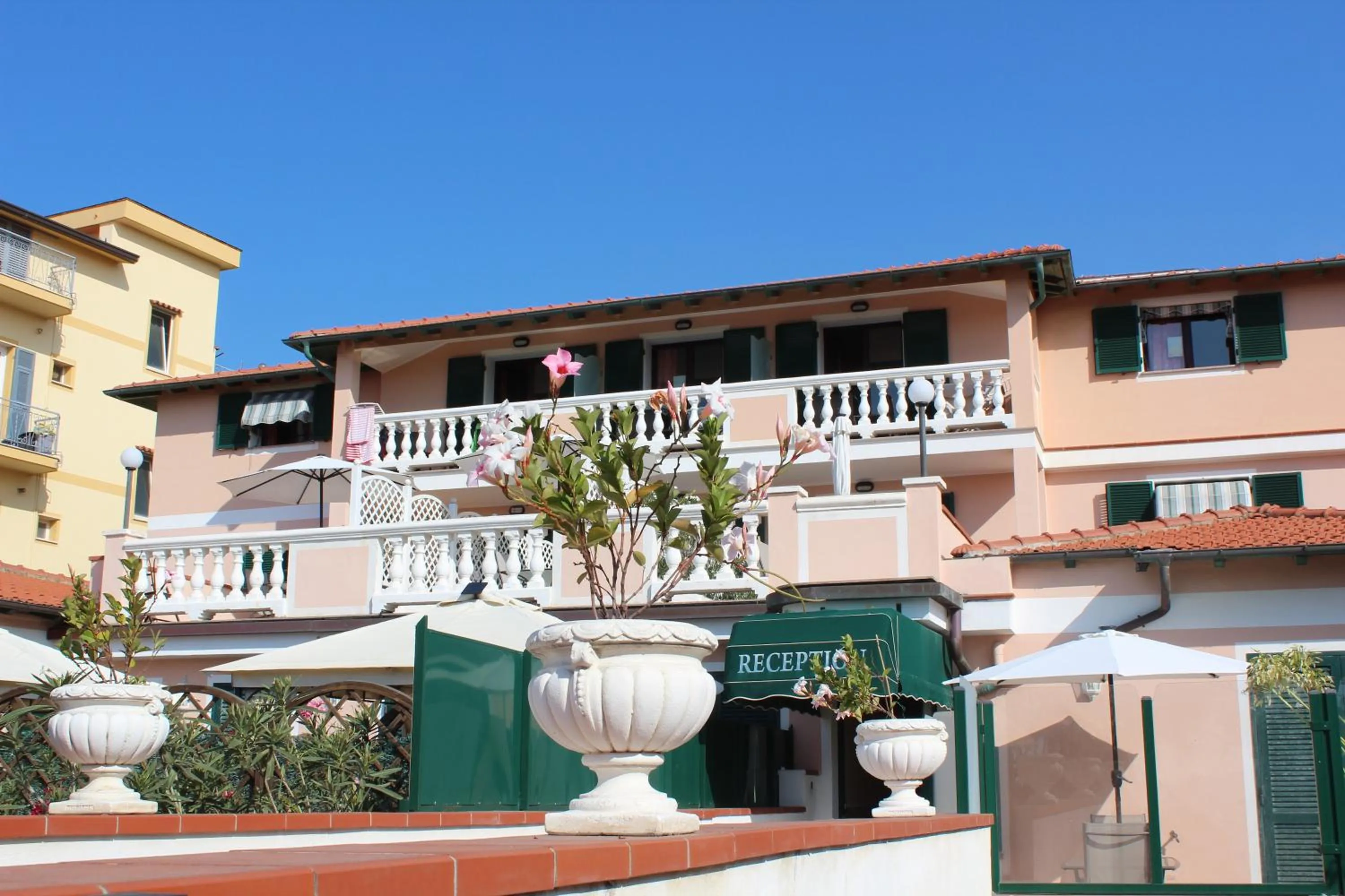 Property building in Del Prado