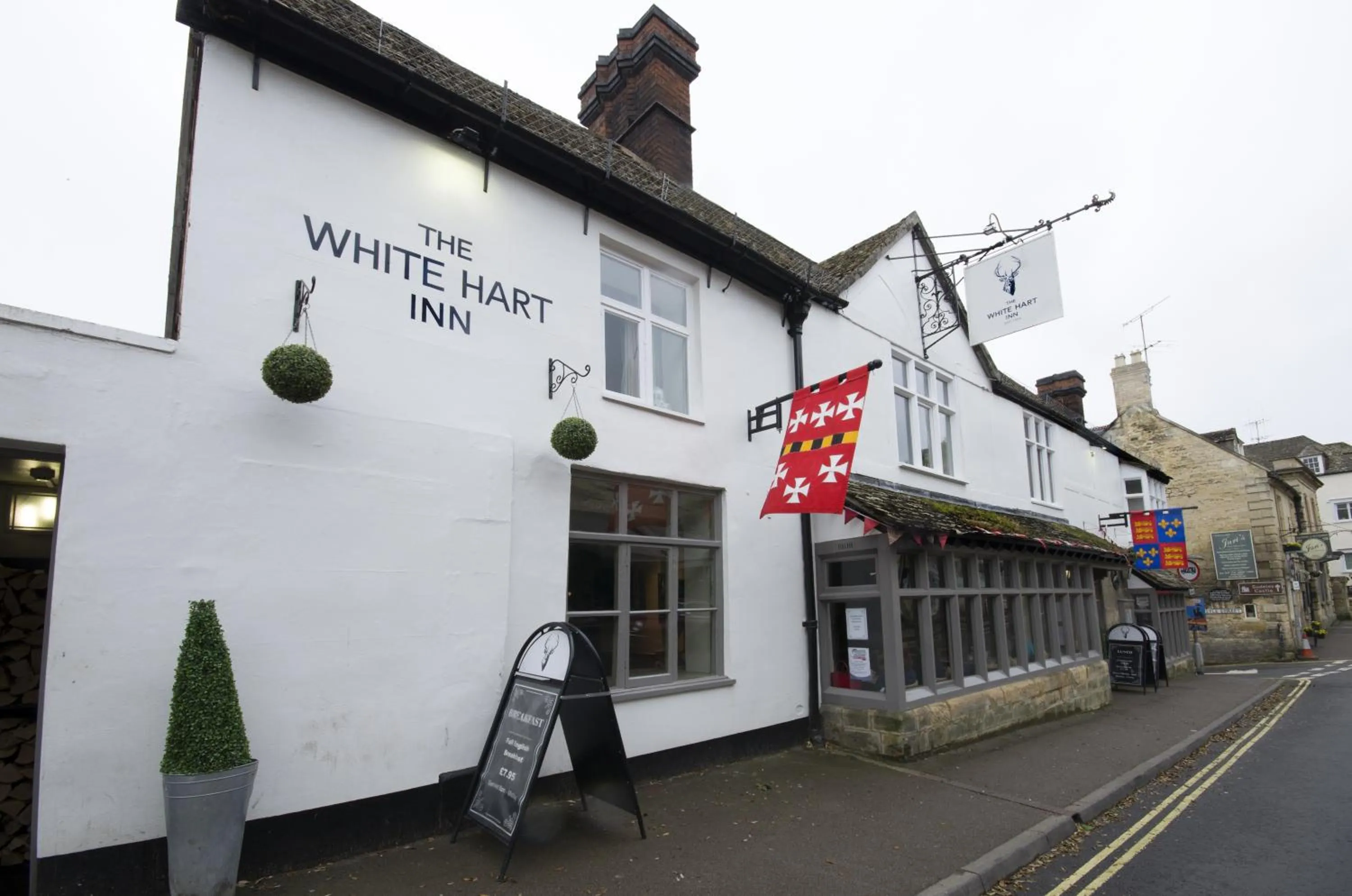 Facade/entrance in The White Hart Inn