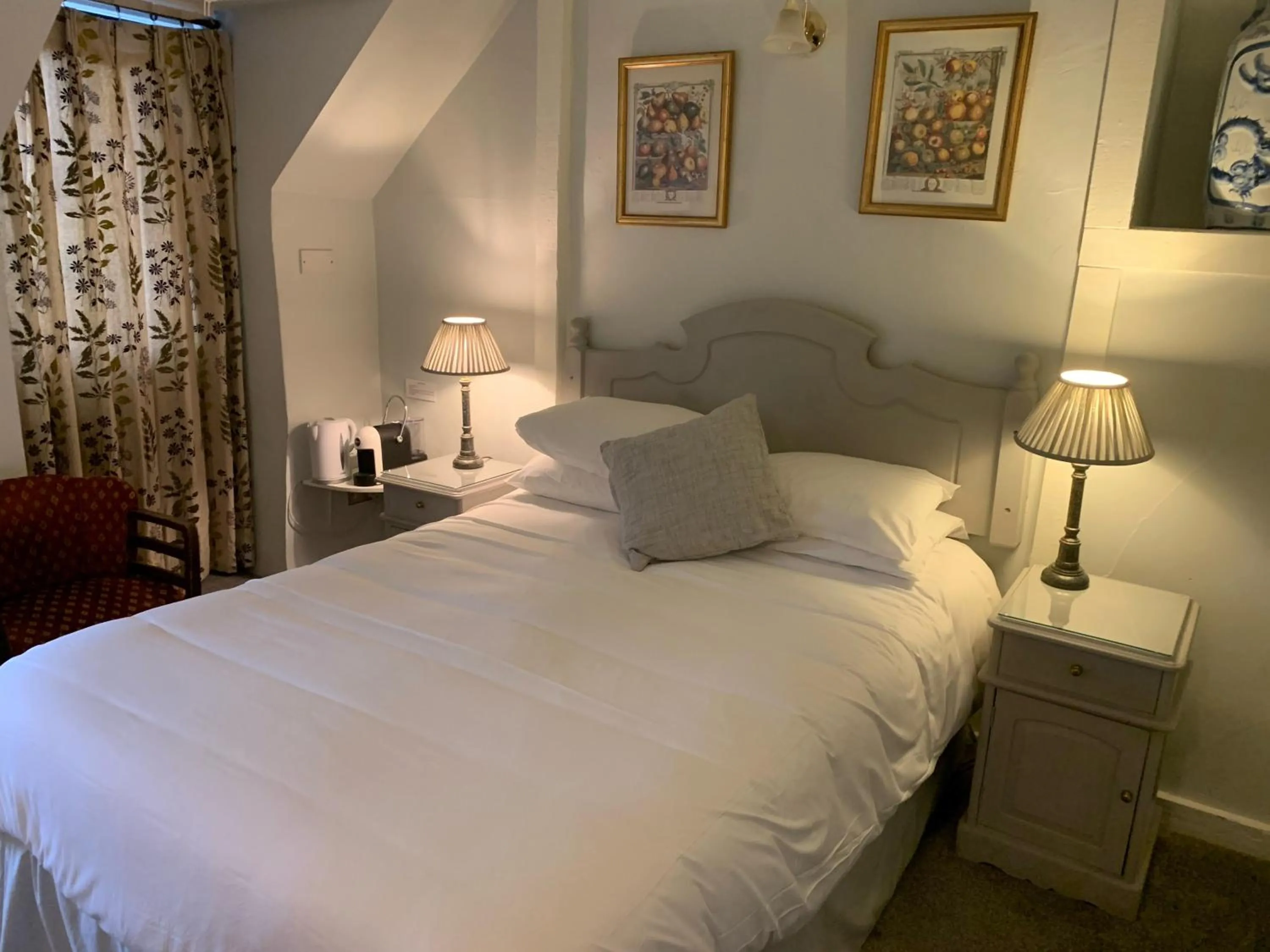 Bedroom, Bed in The White Hart Inn