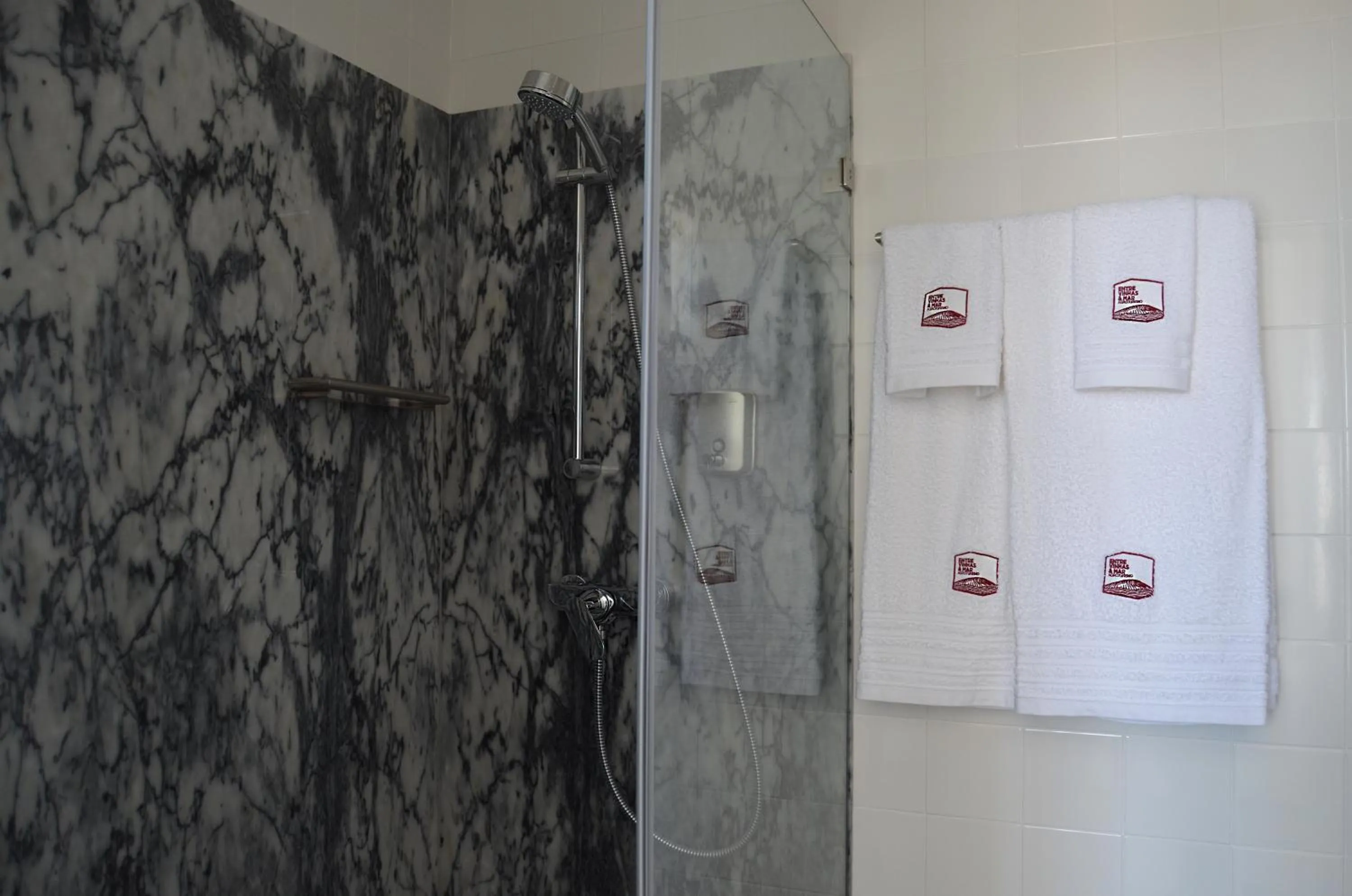 Shower in Entre Vinhas & Mar