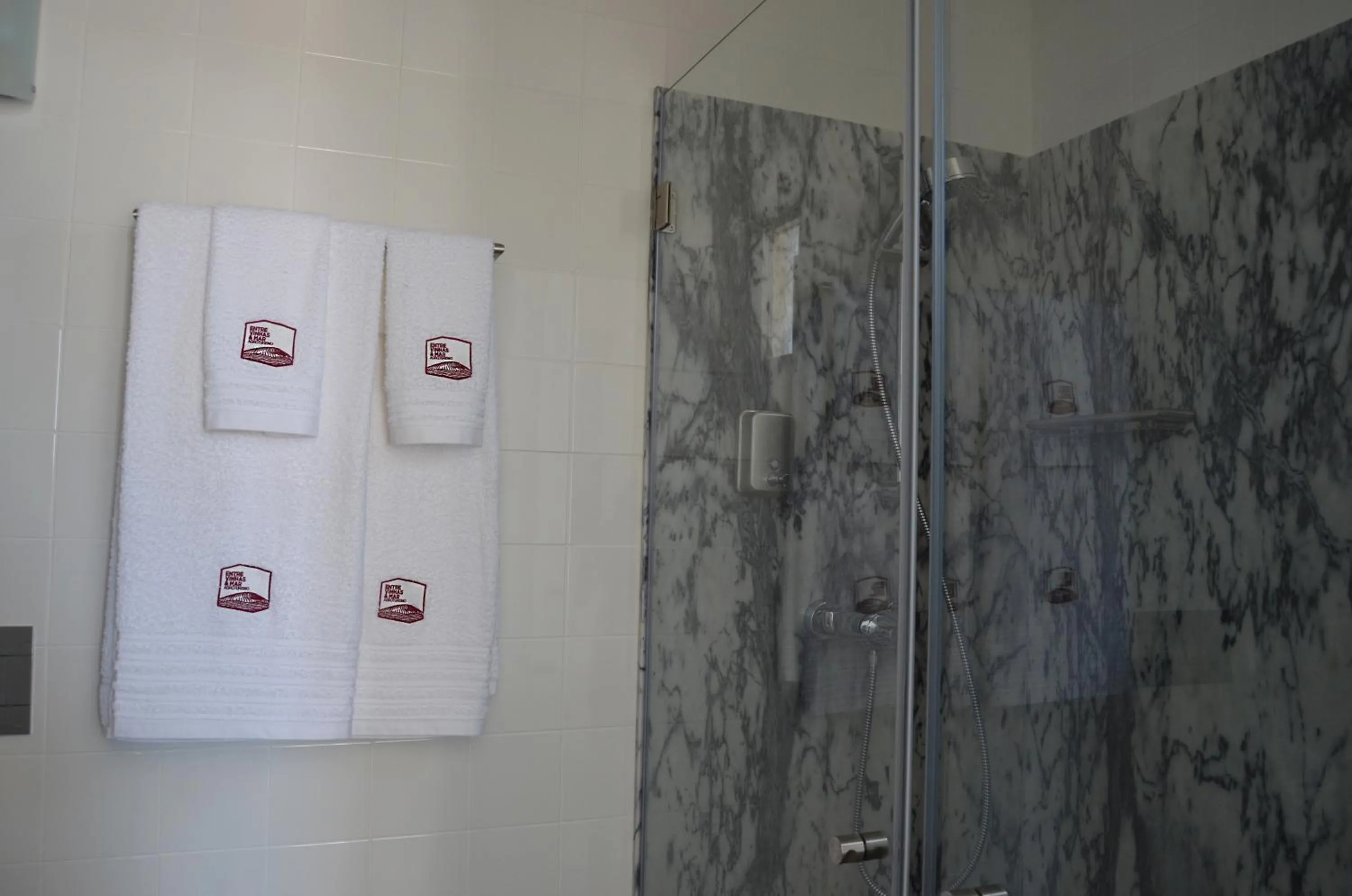 Shower in Entre Vinhas & Mar