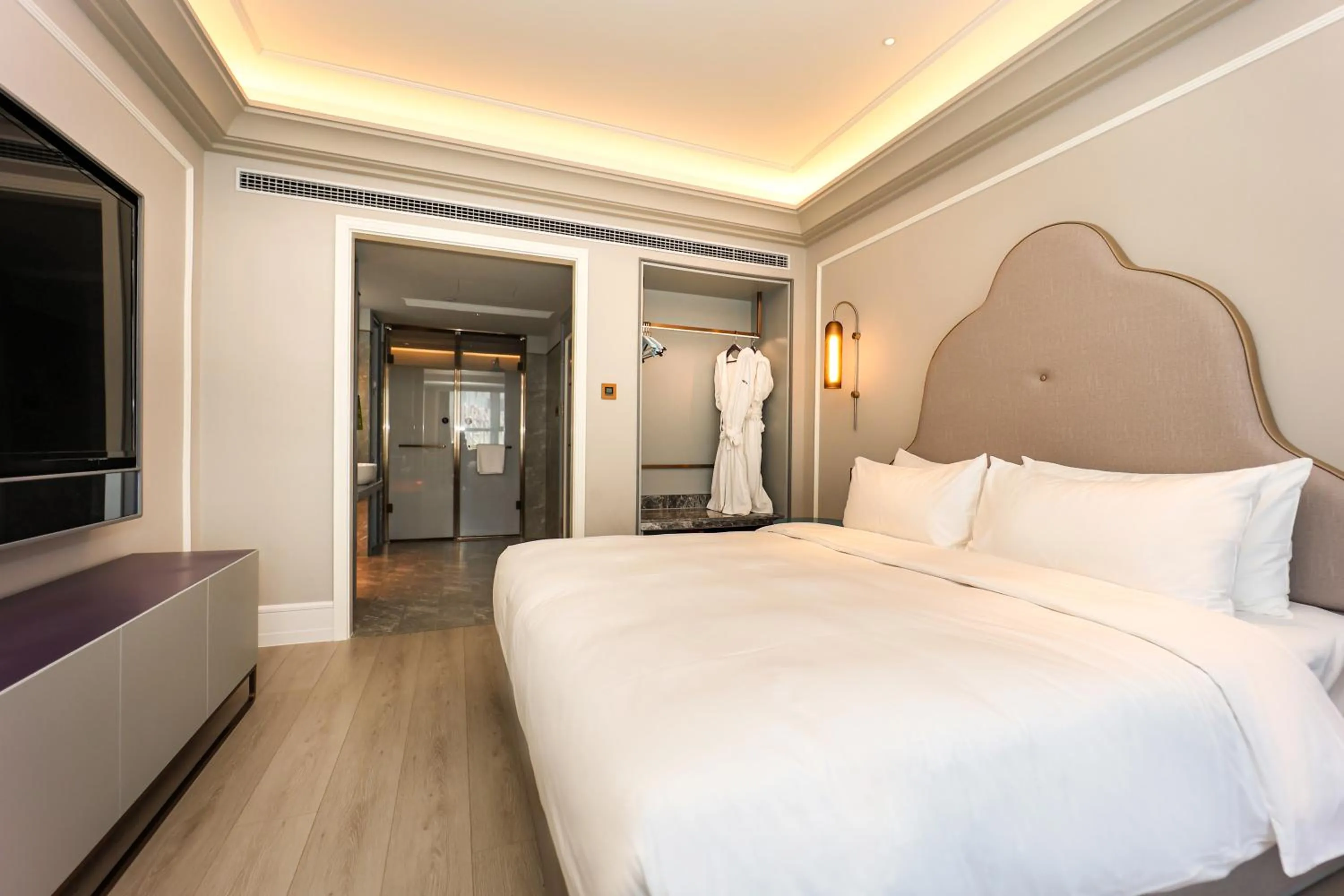 Photo of the whole room, Bed in Mercure Jinan West Railway Station