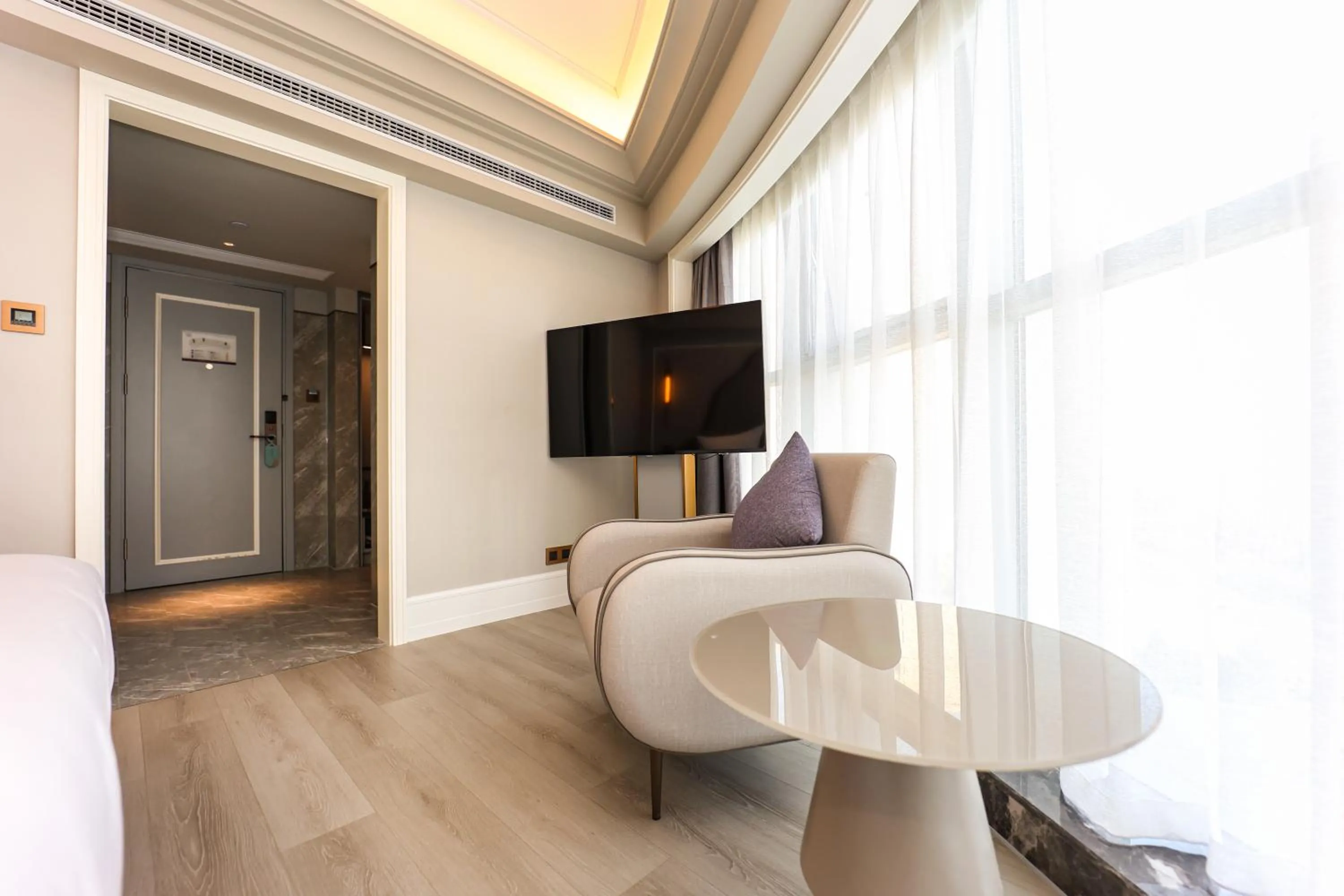 Communal lounge/ TV room in Mercure Jinan West Railway Station