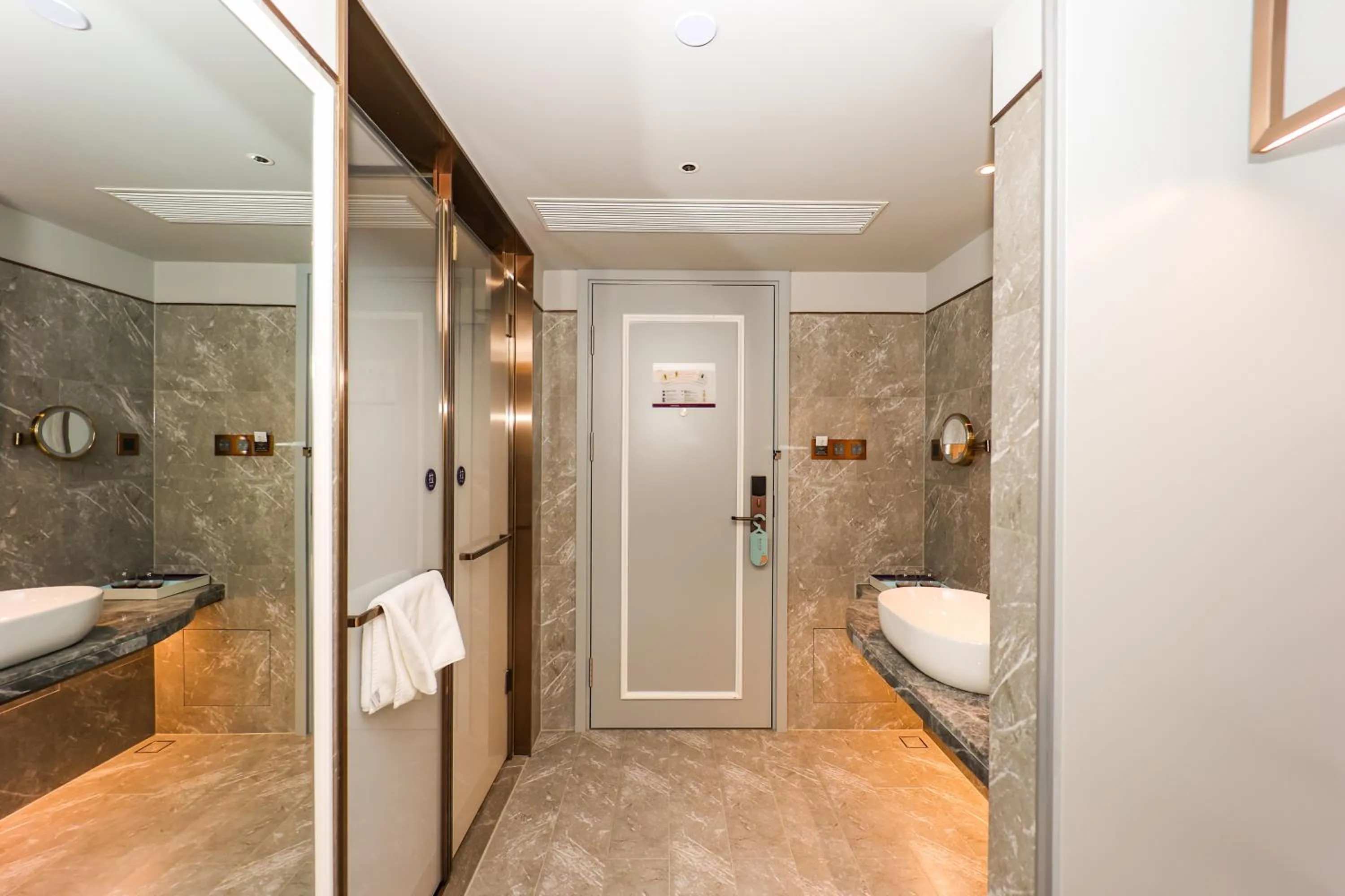 Bathroom, Bed in Mercure Jinan West Railway Station