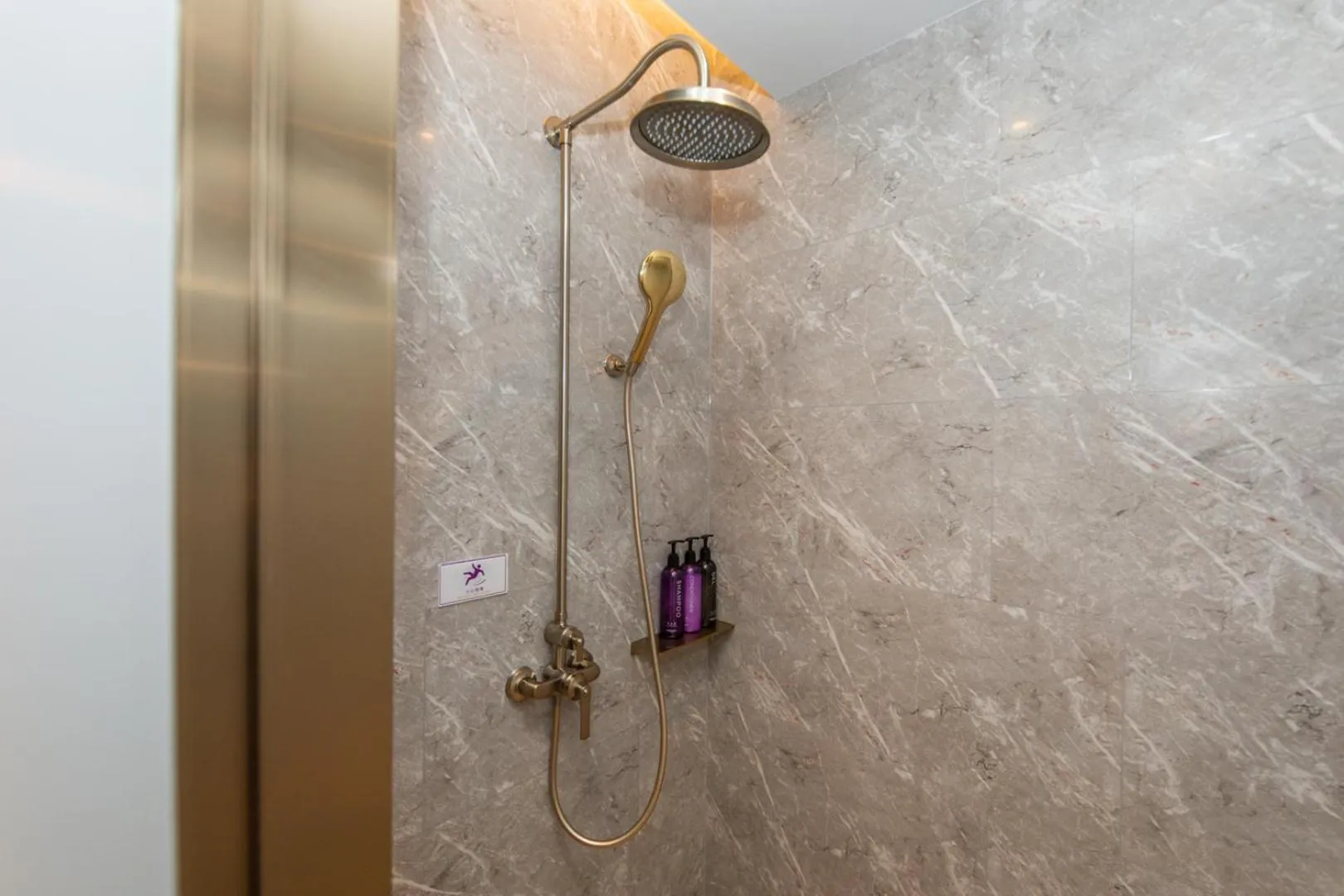 Shower in Mercure Xinyang East Railway Station