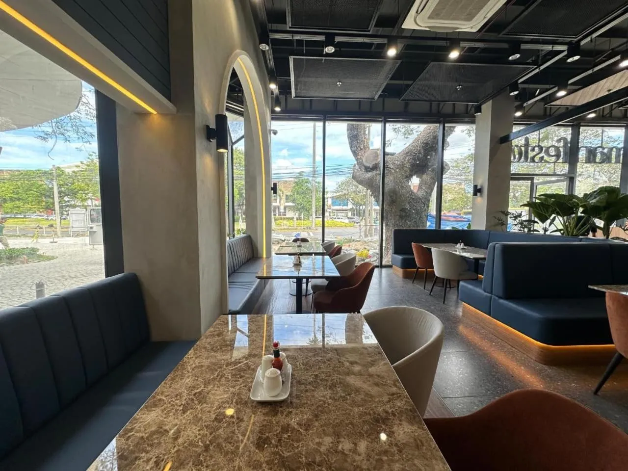 Restaurant/places to eat in Ibis Styles Subic