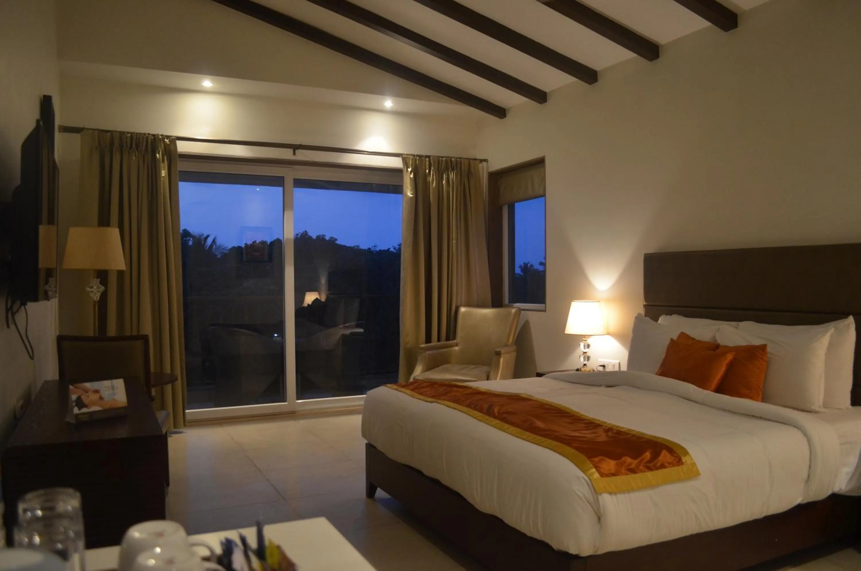 Bedroom, Bed in Lemon Tree Hotel Candolim