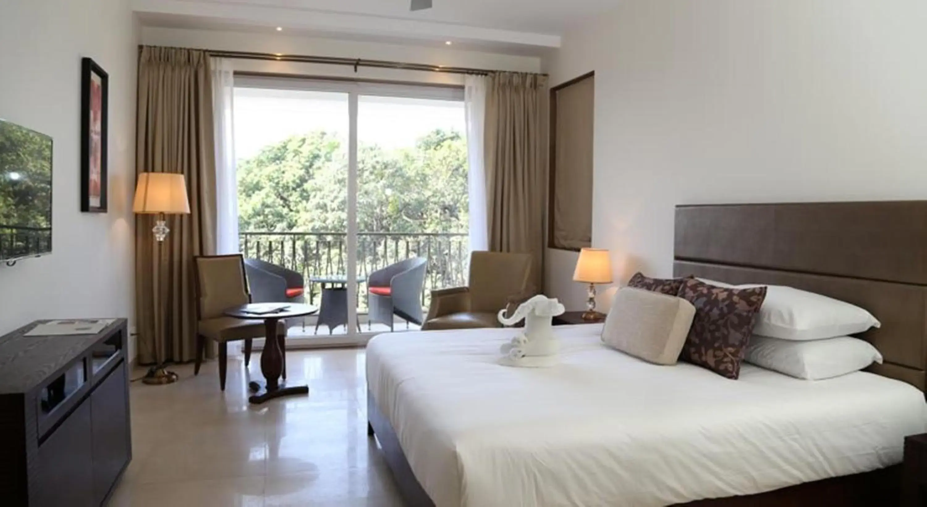Deluxe Room With Balcony in Lemon Tree Hotel Candolim Deluxe Room With Balcony in Lemon Tree Hotel Candolim