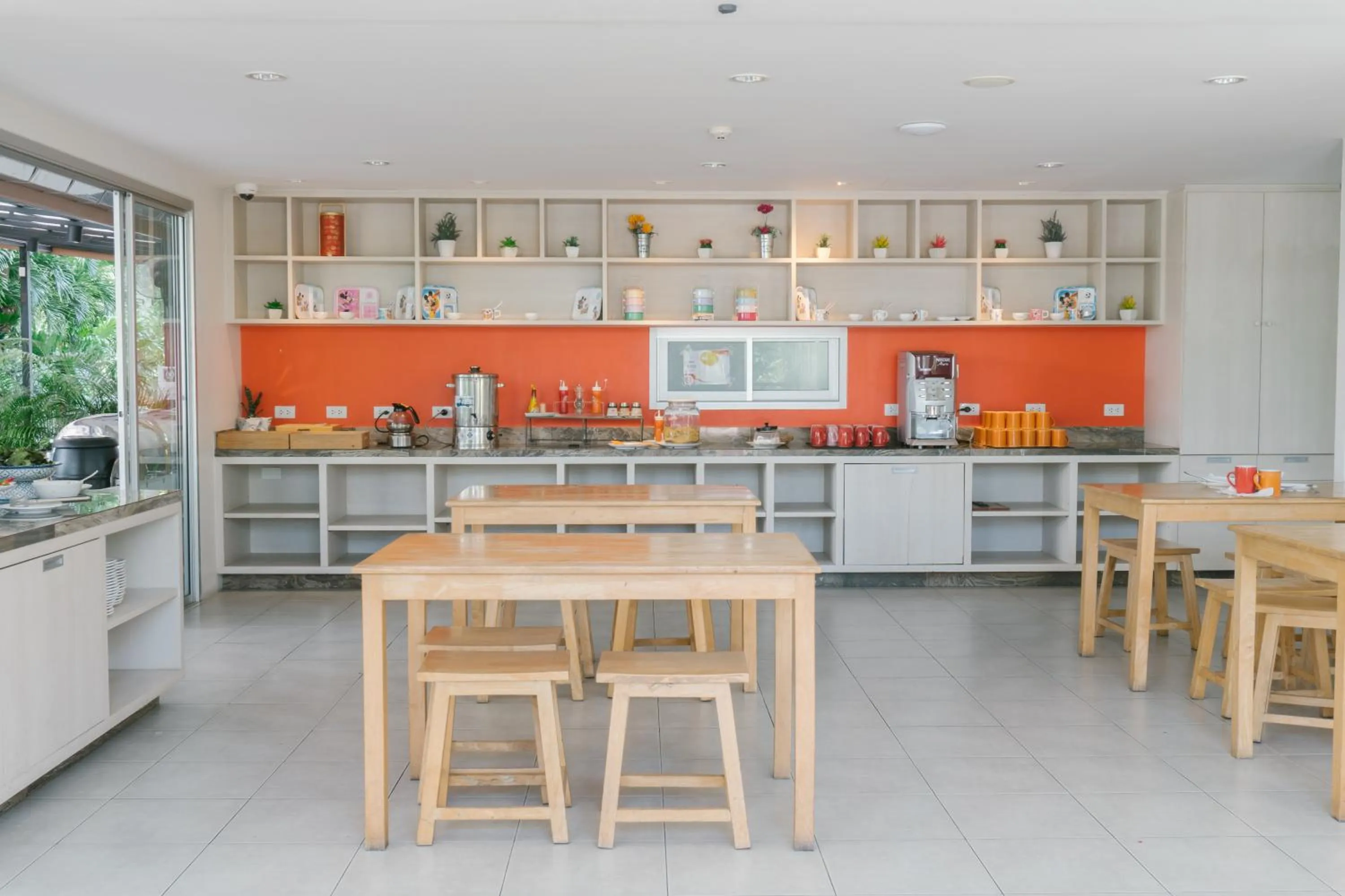 Restaurant/places to eat in Recenta Suite Phuket Suanluang