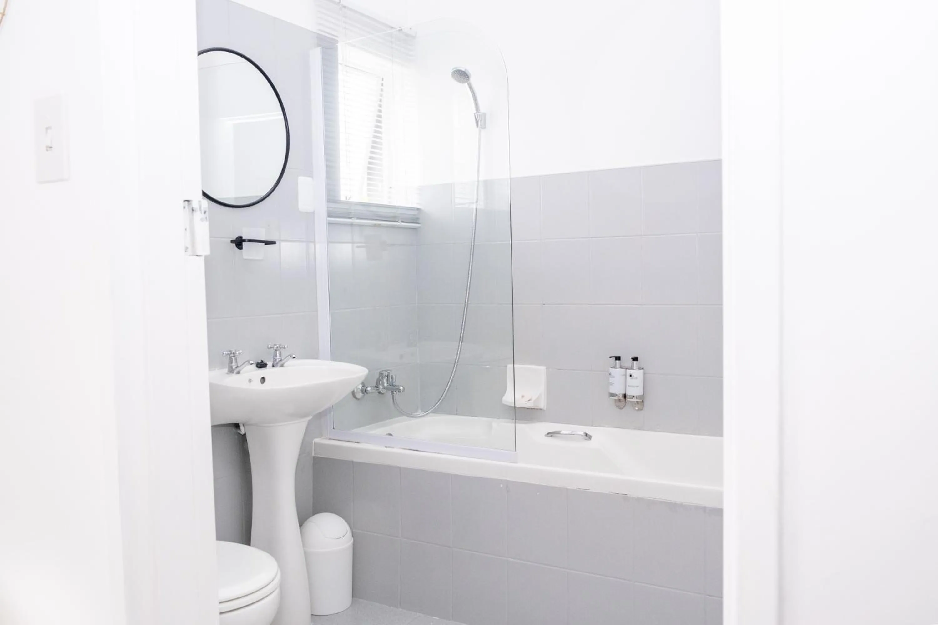 Shower in George Lodge International