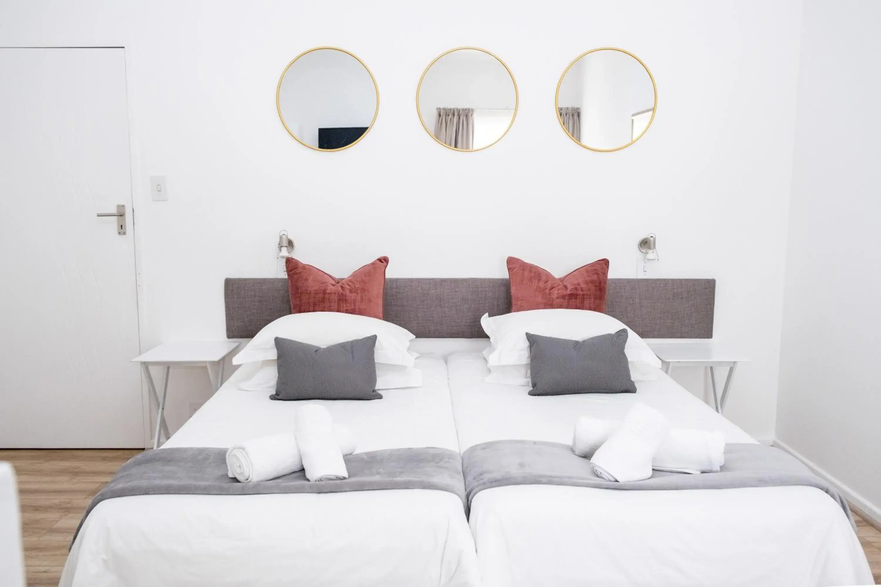 Double Room in George Lodge International Double Room in George Lodge International