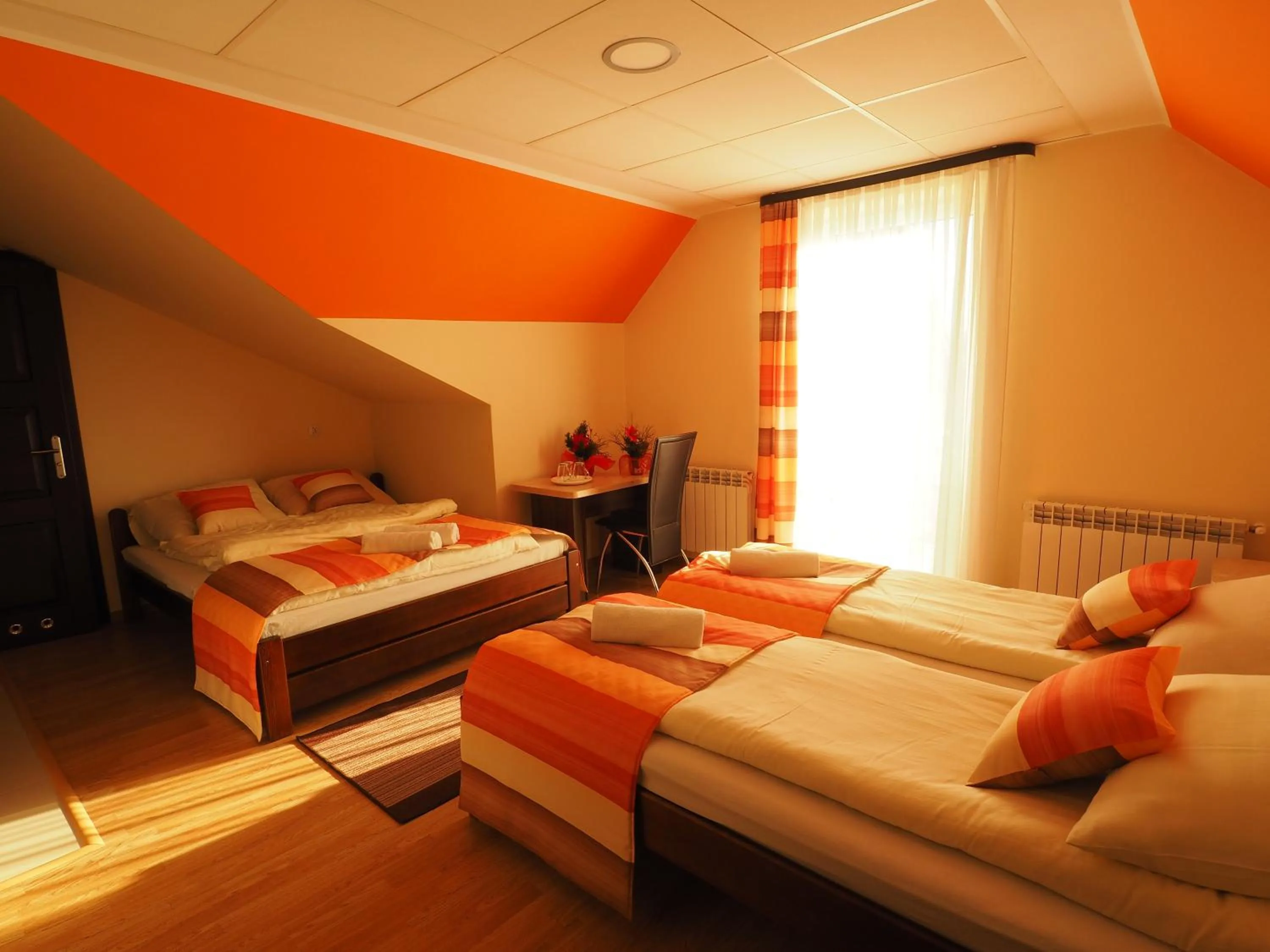 Photo of the whole room, Bed in DW Poronianka