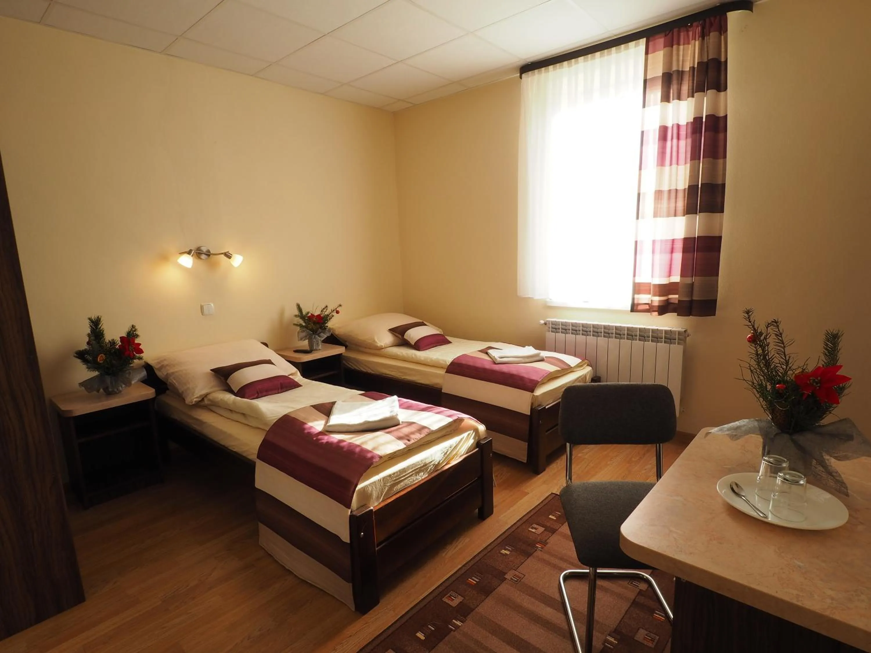 Photo of the whole room, Bed in DW Poronianka