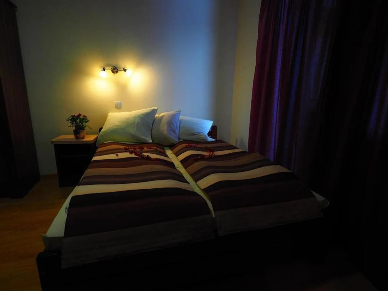 Photo of the whole room, Bed in DW Poronianka